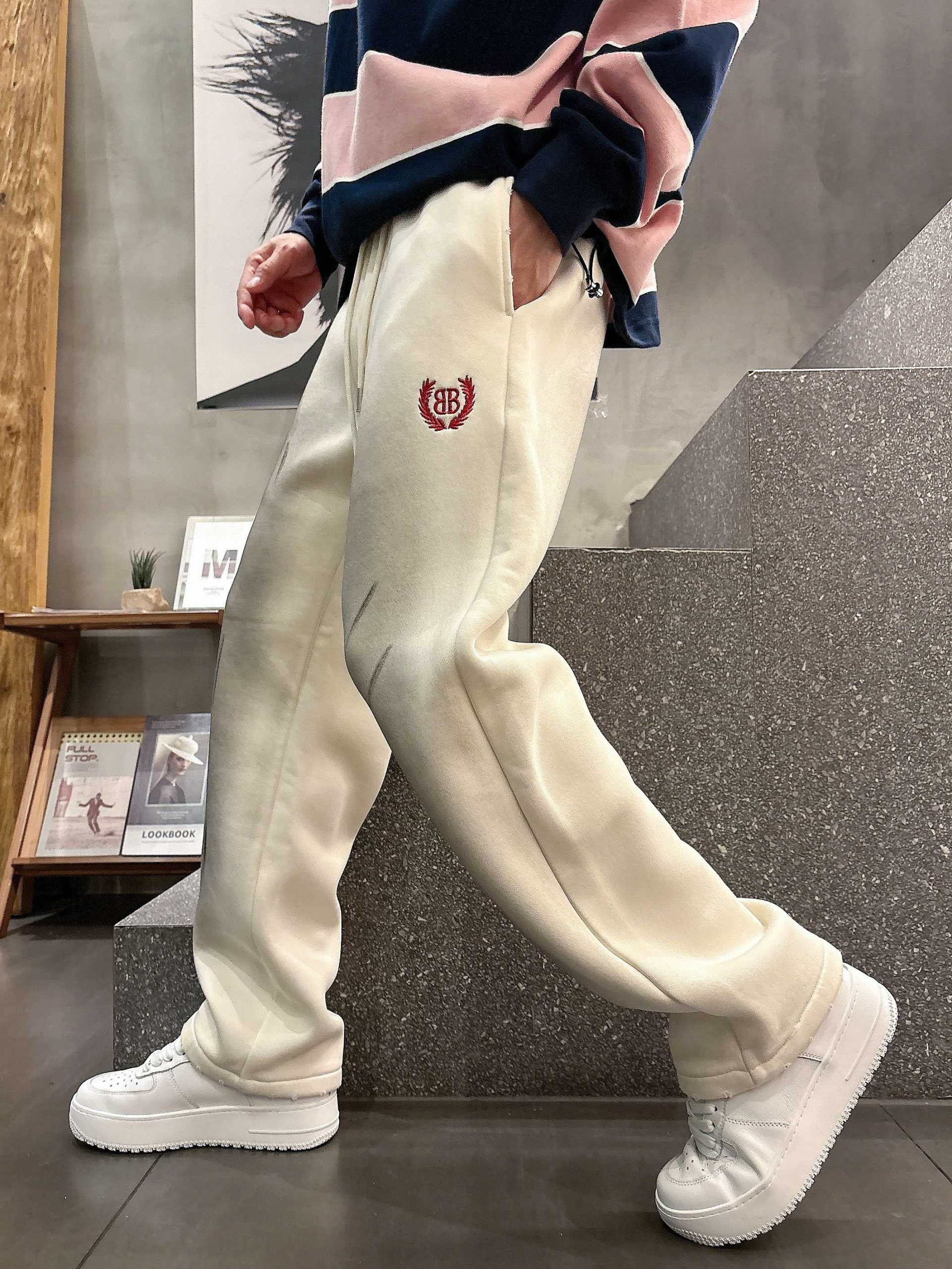 Balenciaga 高仿運動長褲 奶油白刷舊紅徽章款 潮流男裝推薦| 10 Balenciaga 高仿運動長褲 奶油白刷舊紅徽章款 潮流男裝推薦
