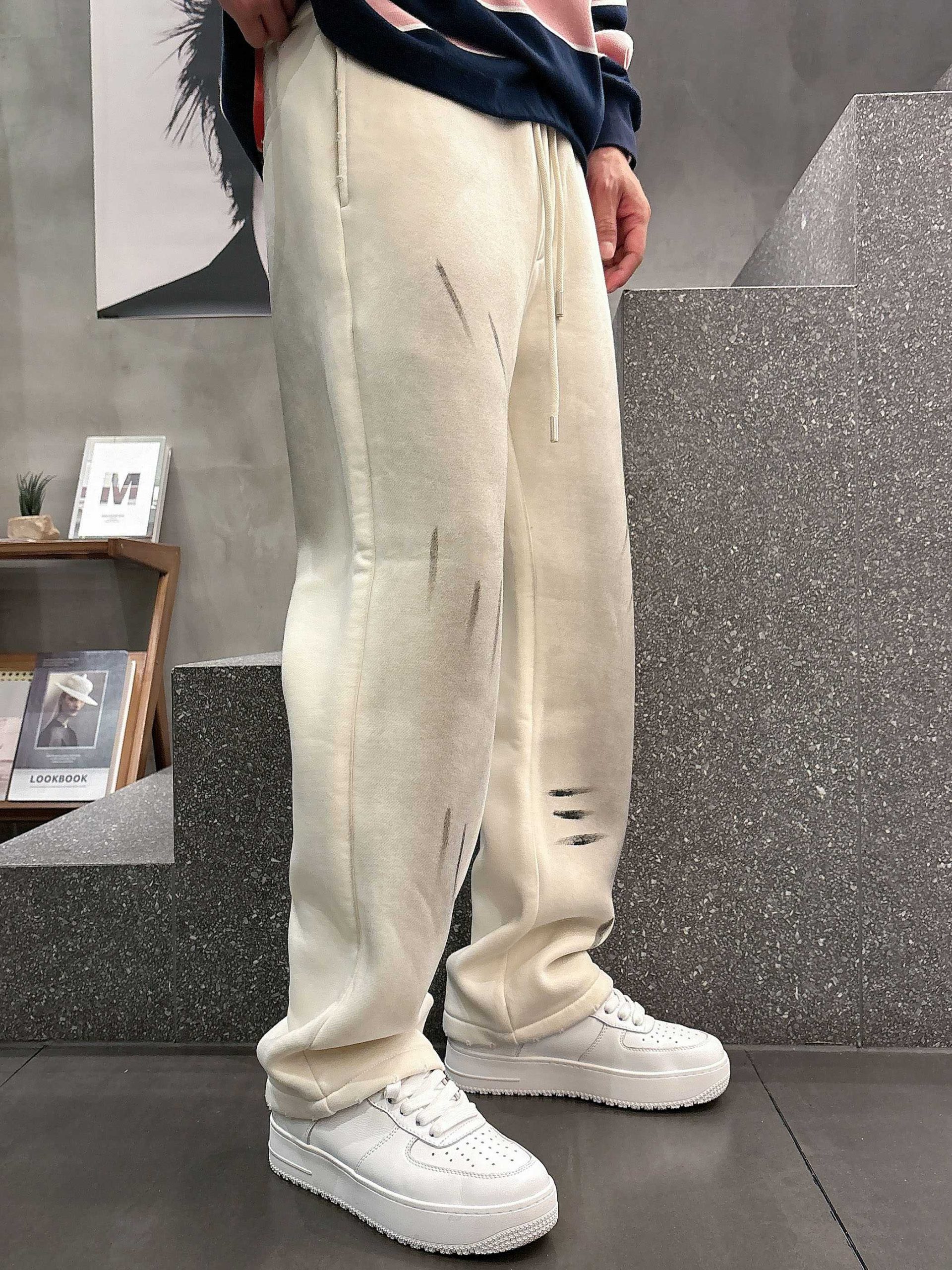 Balenciaga 高仿運動長褲 奶油白刷舊紅徽章款 潮流男裝推薦| 7 Balenciaga 高仿運動長褲 奶油白刷舊紅徽章款 潮流男裝推薦