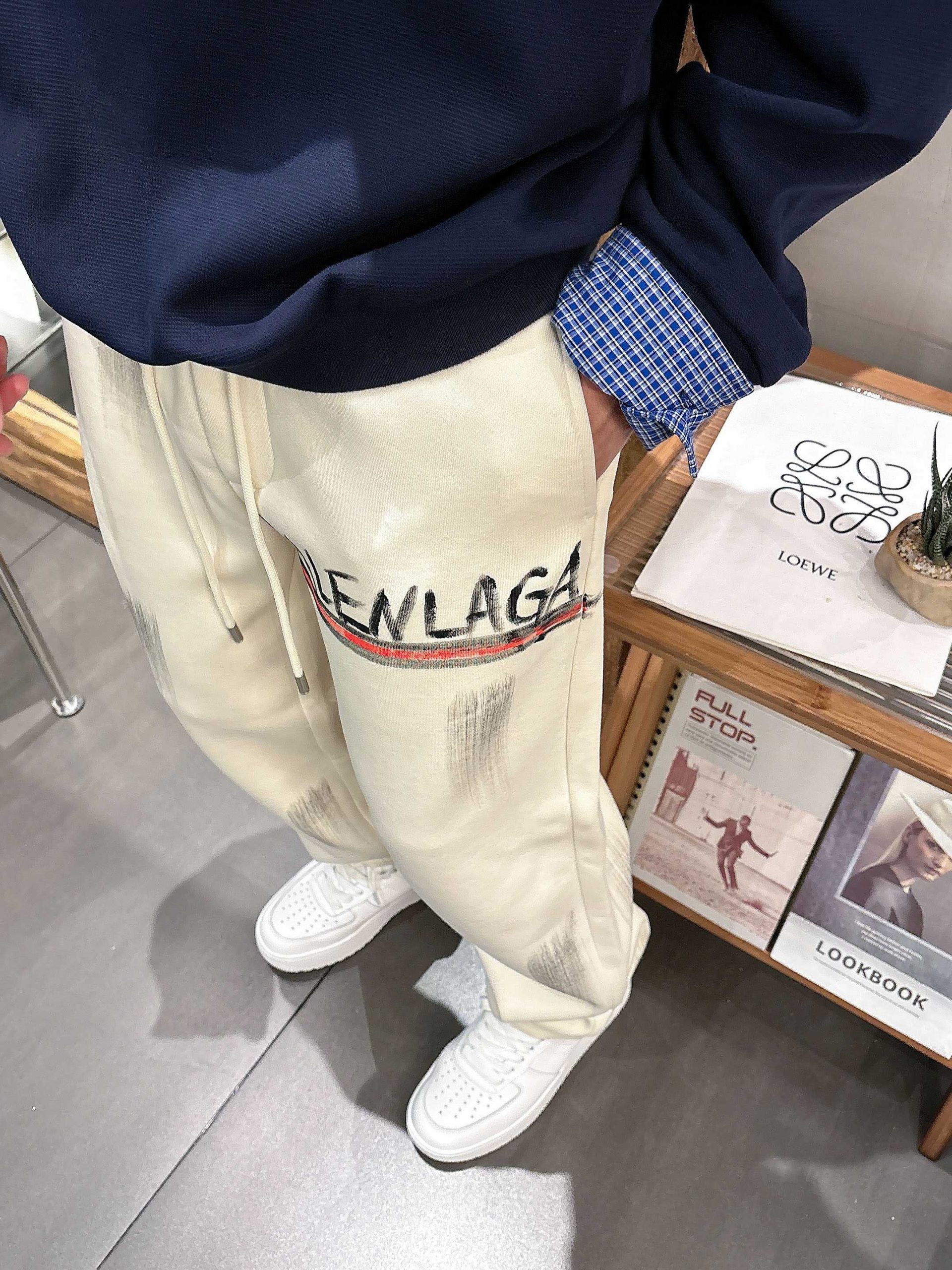 Balenciaga 原單奶油白運動褲 創意品牌塗鴉Logo設計款| 8 Balenciaga 原單奶油白運動褲 創意品牌塗鴉Logo設計款