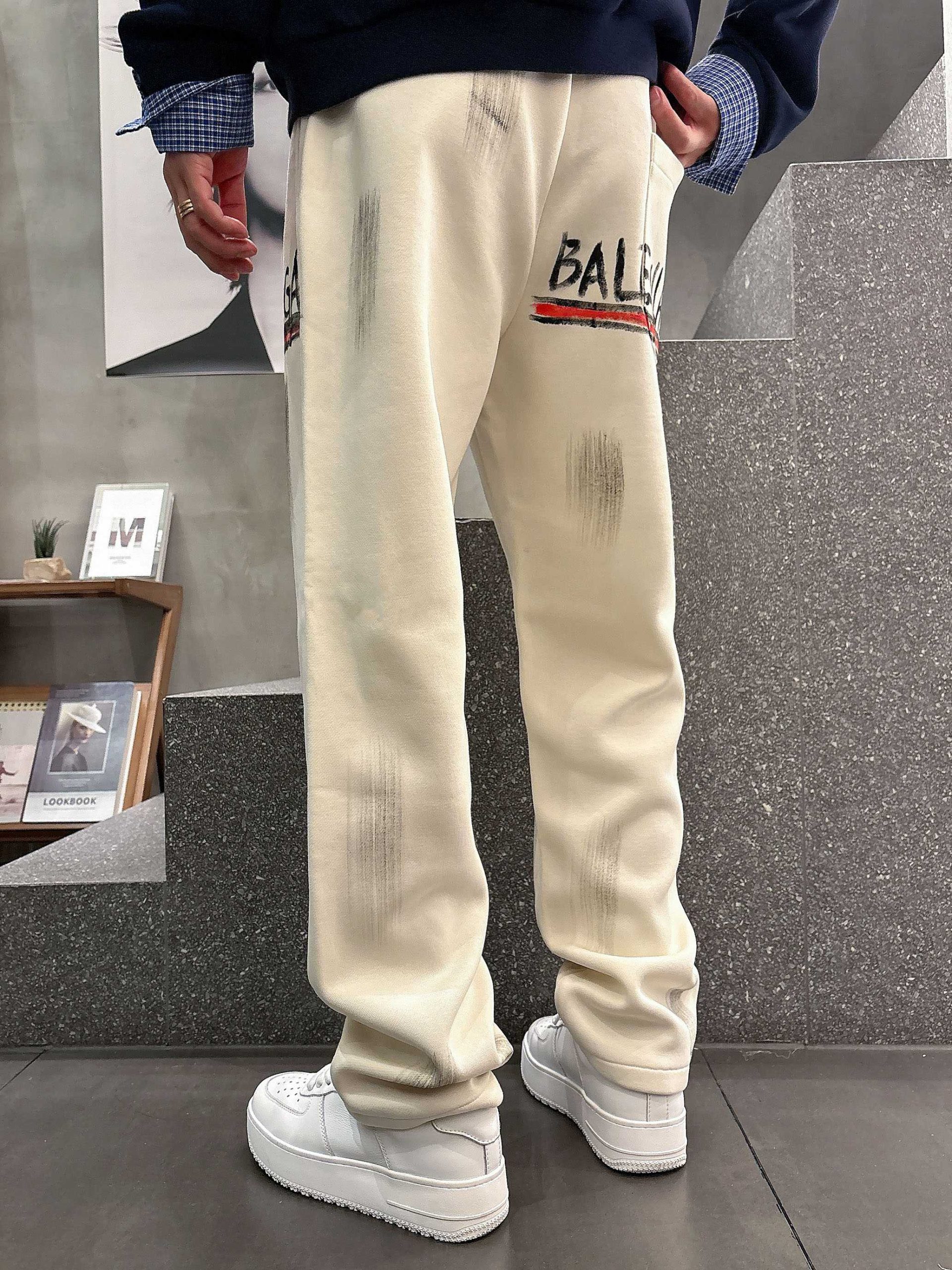 Balenciaga 原單奶油白運動褲 創意品牌塗鴉Logo設計款| 7 Balenciaga 原單奶油白運動褲 創意品牌塗鴉Logo設計款