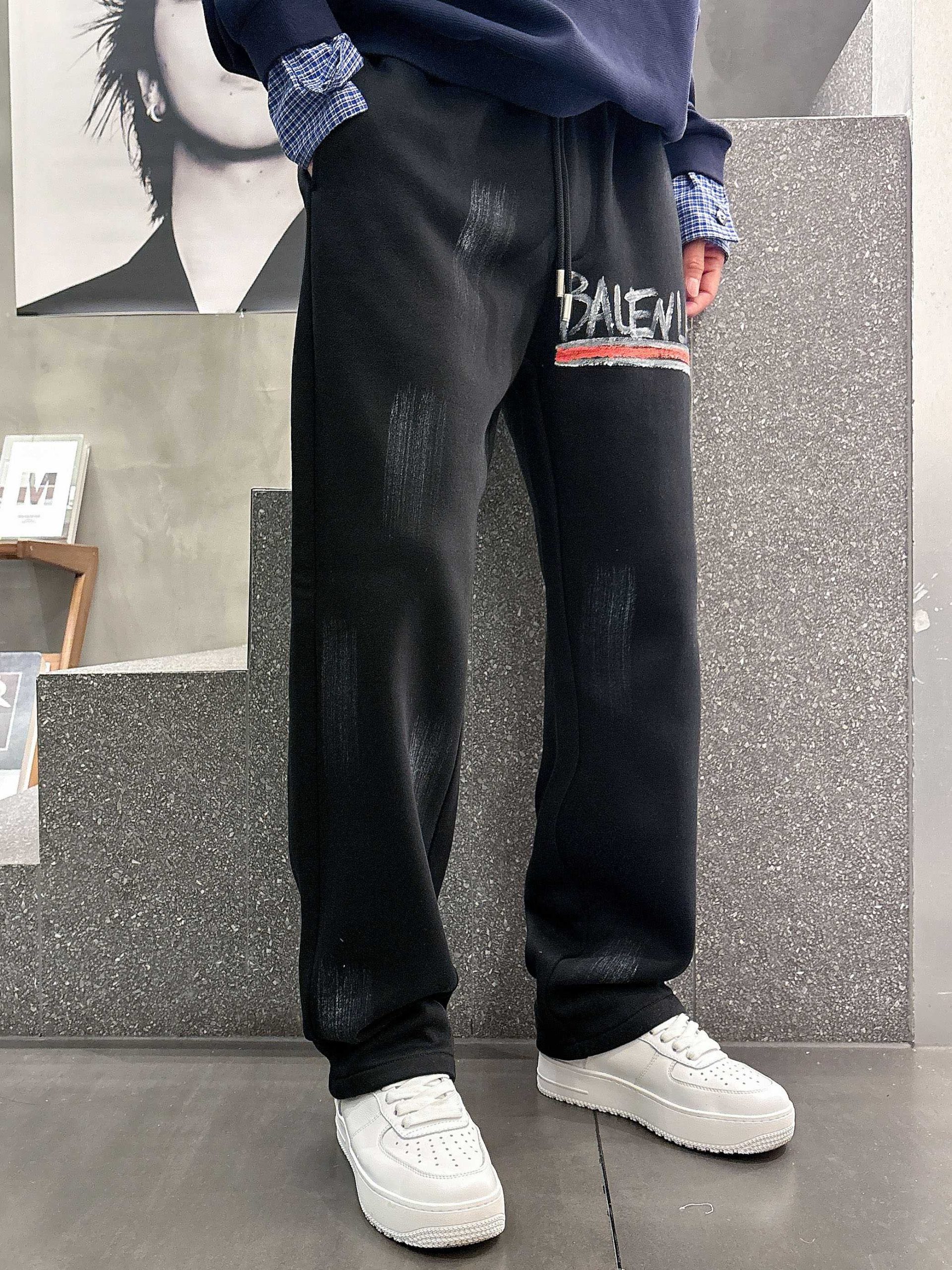 Balenciaga 高仿運動褲 黑色塗鴉大Logo款 潮人必收長褲| 9 Balenciaga 高仿運動褲 黑色塗鴉大Logo款 潮人必收長褲