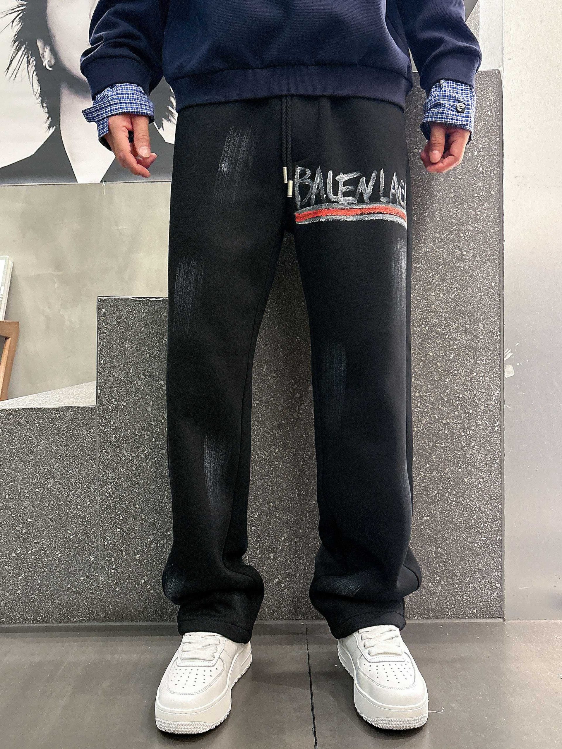 Balenciaga 高仿運動褲 黑色塗鴉大Logo款 潮人必收長褲| 8 Balenciaga 高仿運動褲 黑色塗鴉大Logo款 潮人必收長褲
