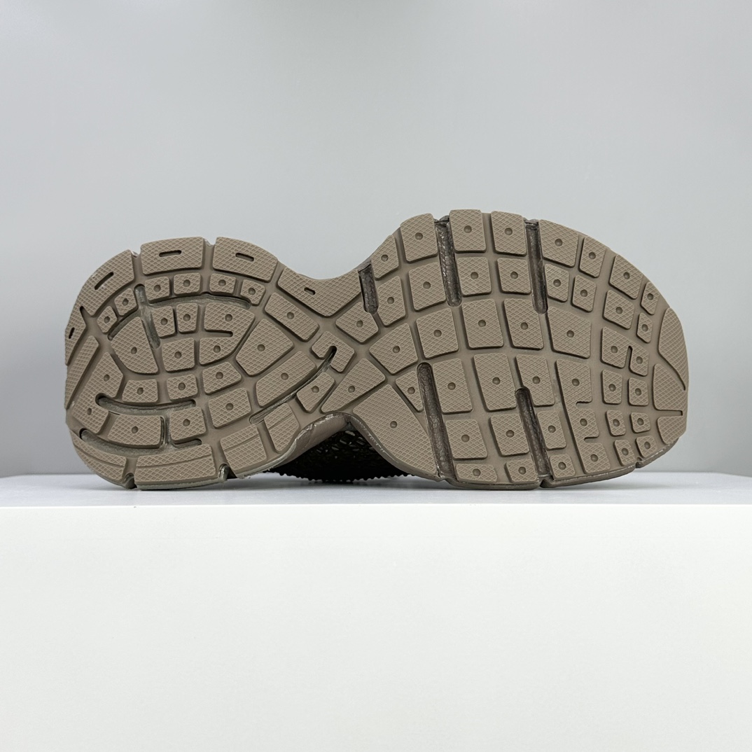 Balenciaga 高仿網眼跑鞋 男款白灰輕量透氣型 銳利感設計| 9 Balenciaga 高仿網眼跑鞋 男款白灰輕量透氣型 銳利感設計