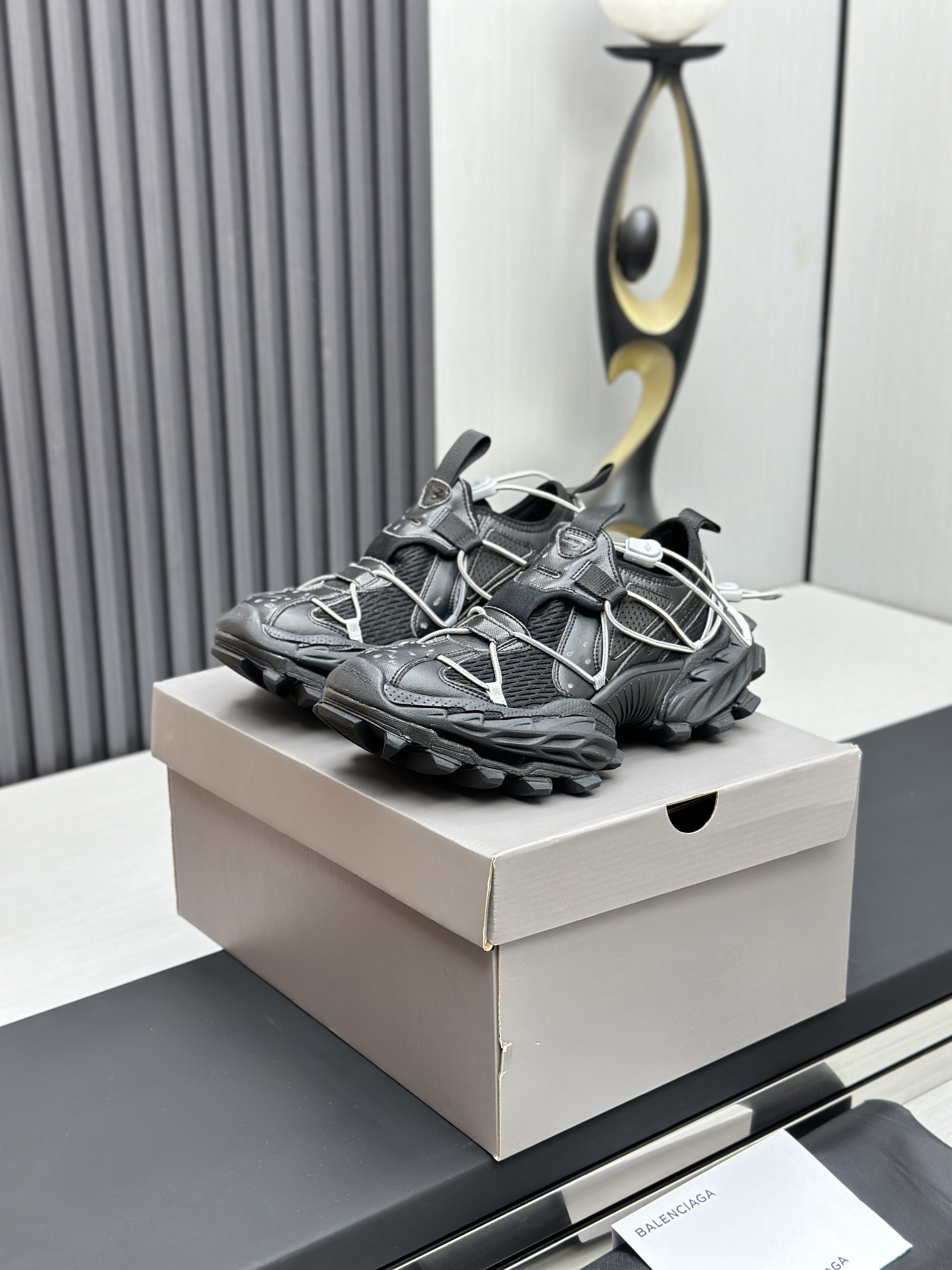 Balenciaga 高仿男鞋黑色老爹鞋 雙鞋陳列版 機能風時尚代表