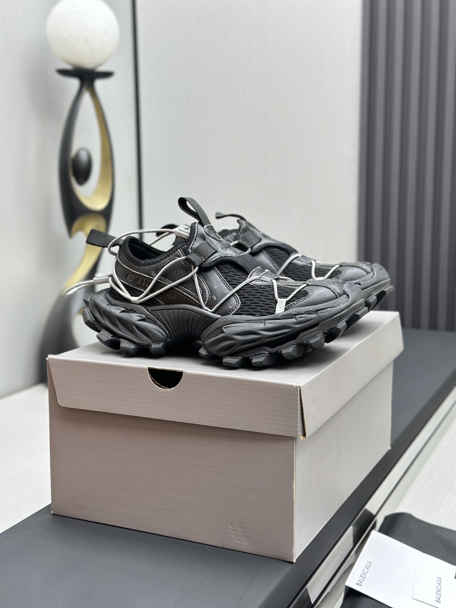 Balenciaga 高仿男鞋黑色老爹鞋 雙鞋陳列版 機能風時尚代表｜歐美奢侈品精品推薦