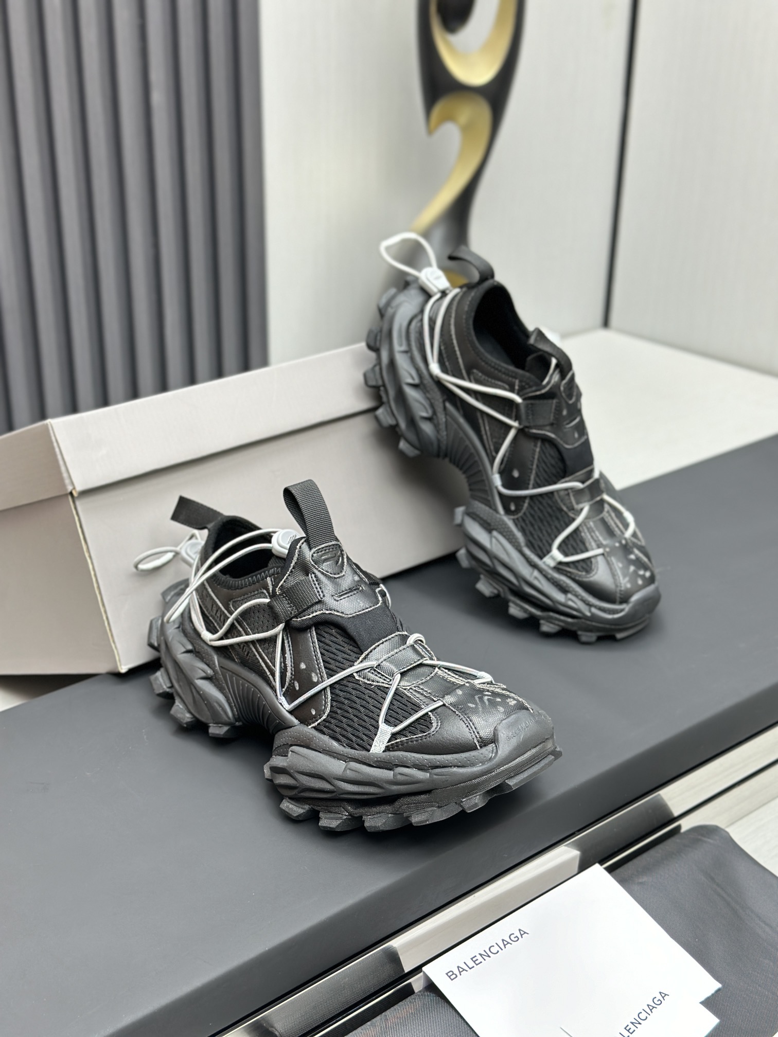 Balenciaga 高仿男鞋黑色老爹鞋 雙鞋陳列版 機能風時尚代表｜歐美奢侈品精品推薦