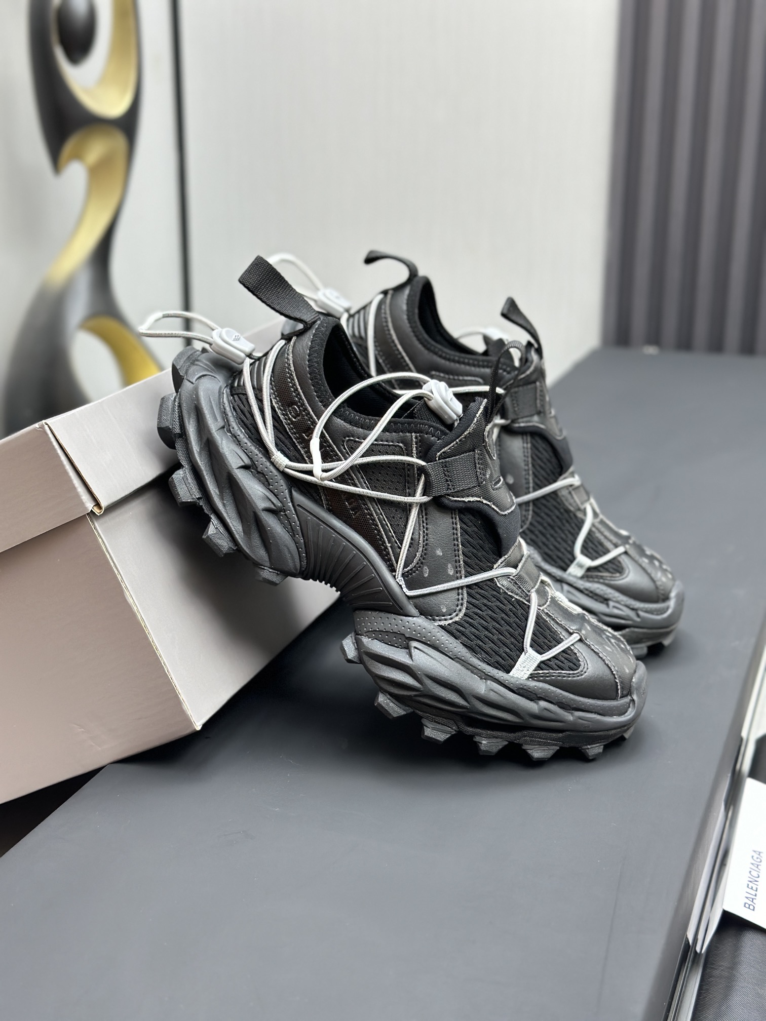 Balenciaga 高仿男鞋黑色老爹鞋 雙鞋陳列版 機能風時尚代表｜歐美奢侈品精品推薦