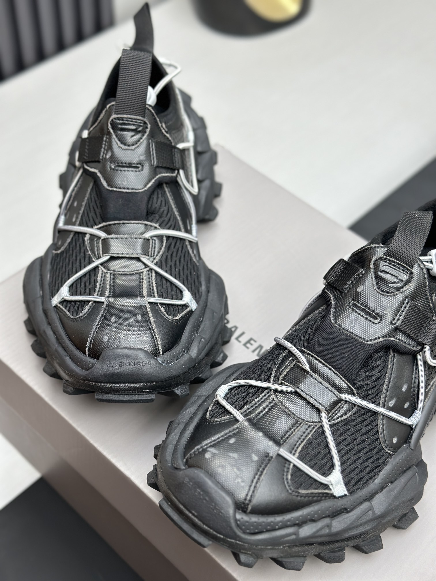 Balenciaga 高仿男鞋黑色老爹鞋 雙鞋陳列版 機能風時尚代表｜歐美奢侈品精品推薦