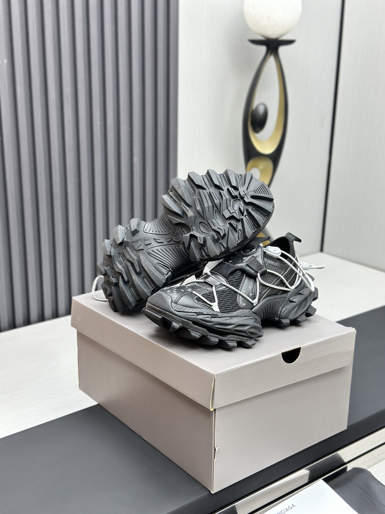 Balenciaga 高仿男鞋黑色老爹鞋 雙鞋陳列版 機能風時尚代表｜歐美奢侈品精品推薦