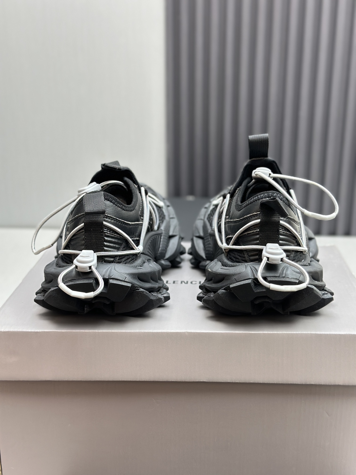 Balenciaga 高仿男鞋黑色老爹鞋 雙鞋陳列版 機能風時尚代表｜歐美奢侈品精品推薦