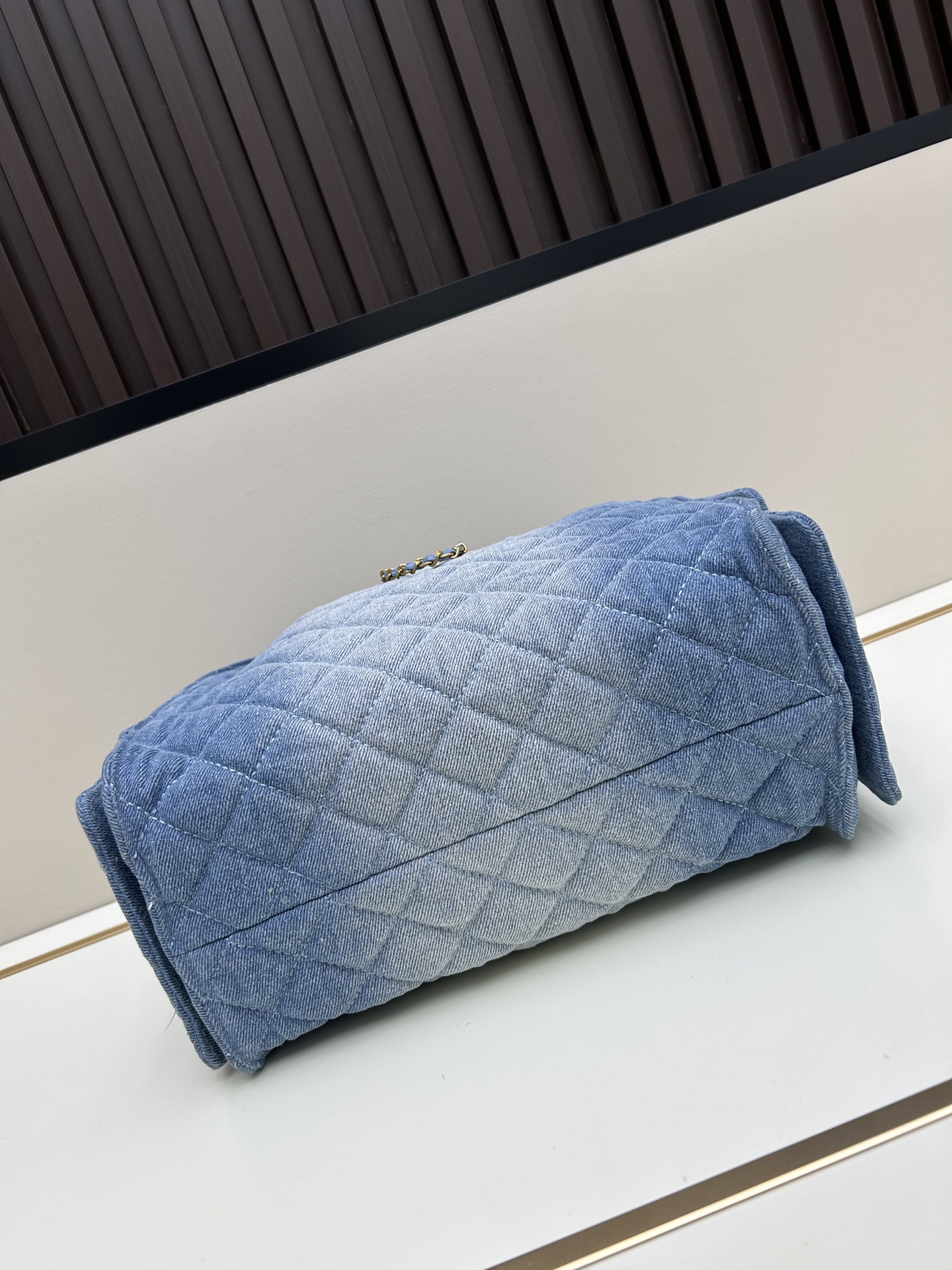 Chanel 原單女用牛仔水桶包 藍色漸層設計 鏈條五金時尚百搭｜歐美奢侈品精品推薦