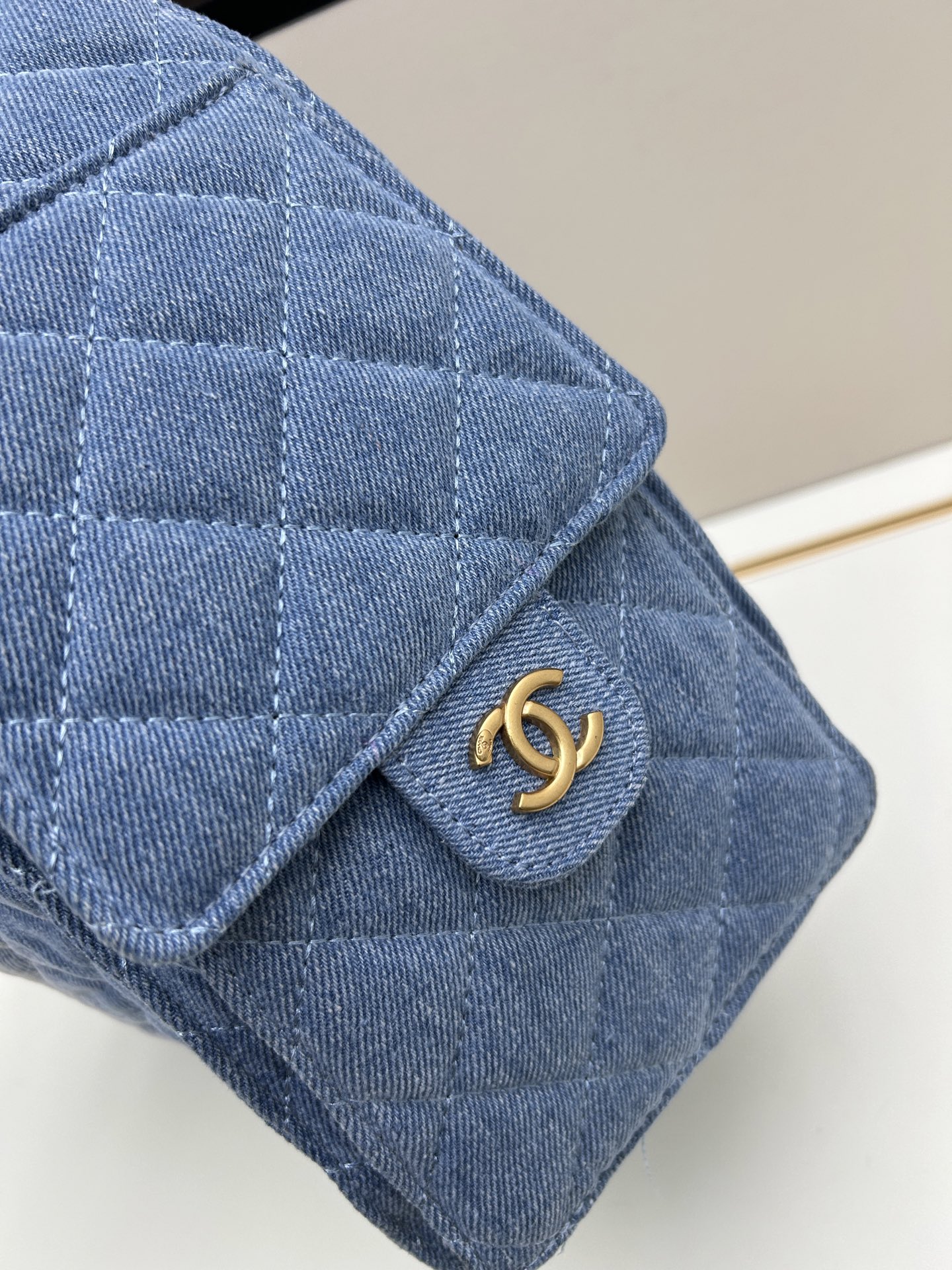 Chanel 原單女用牛仔水桶包 藍色漸層設計 鏈條五金時尚百搭｜歐美奢侈品精品推薦