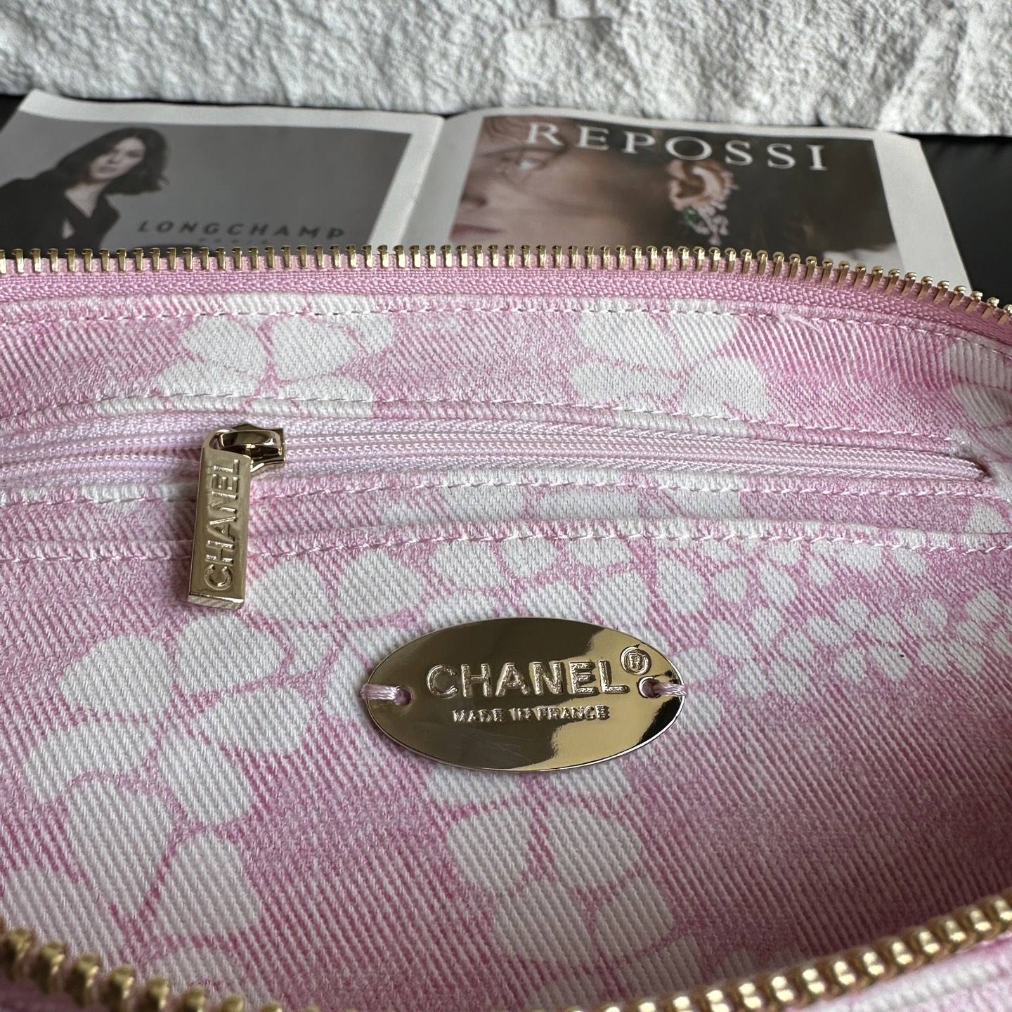 Chanel A貨女款半月鍊條斜背包 粉色印花設計 輕盈休閒甜美造型| 7 Chanel A貨女款半月鍊條斜背包 粉色印花設計 輕盈休閒甜美造型