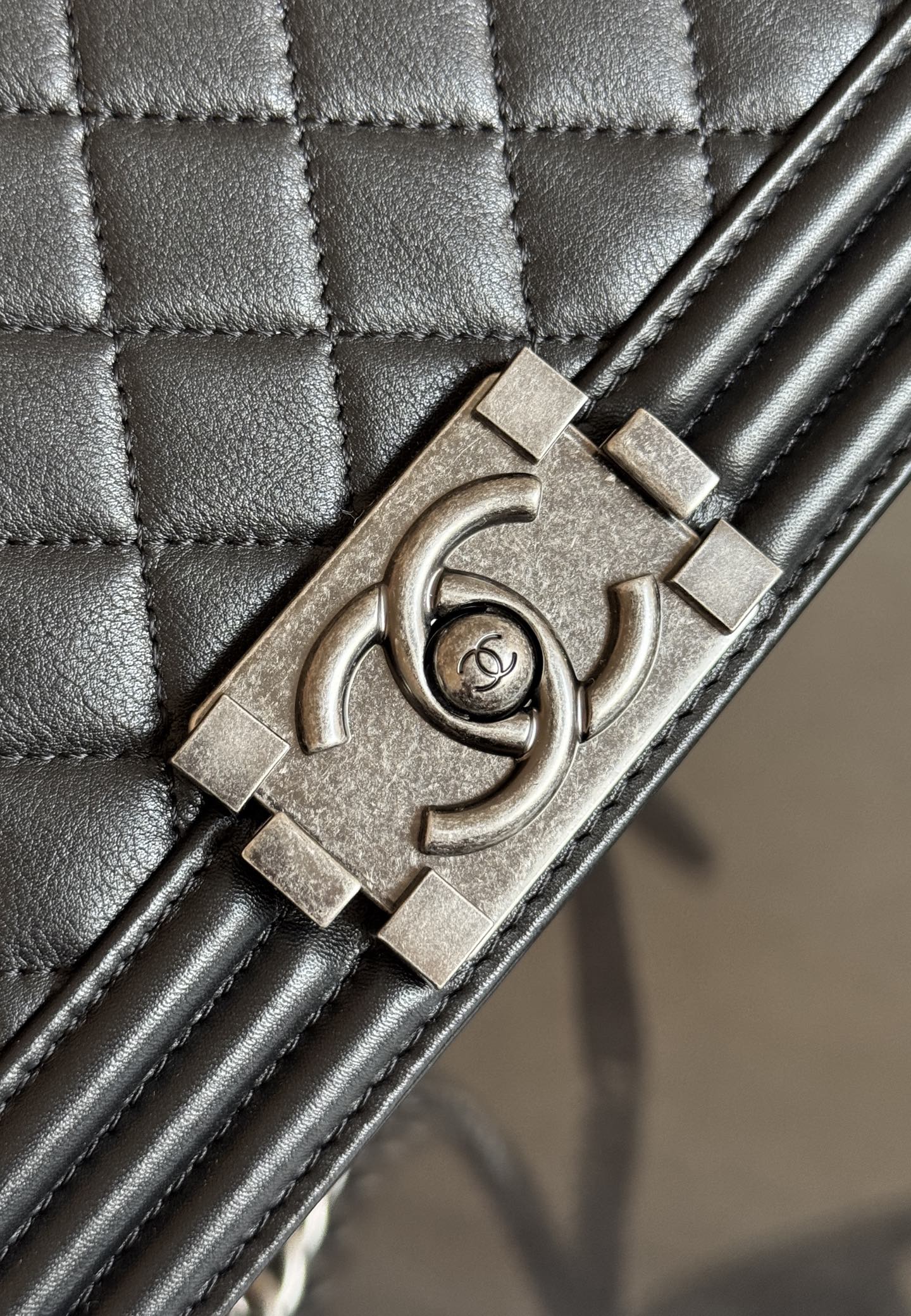 Chanel 一比一女用經典BOY包 黑色菱格皮革 銀鍊斜背包硬挺造型｜歐美奢侈品精品推薦