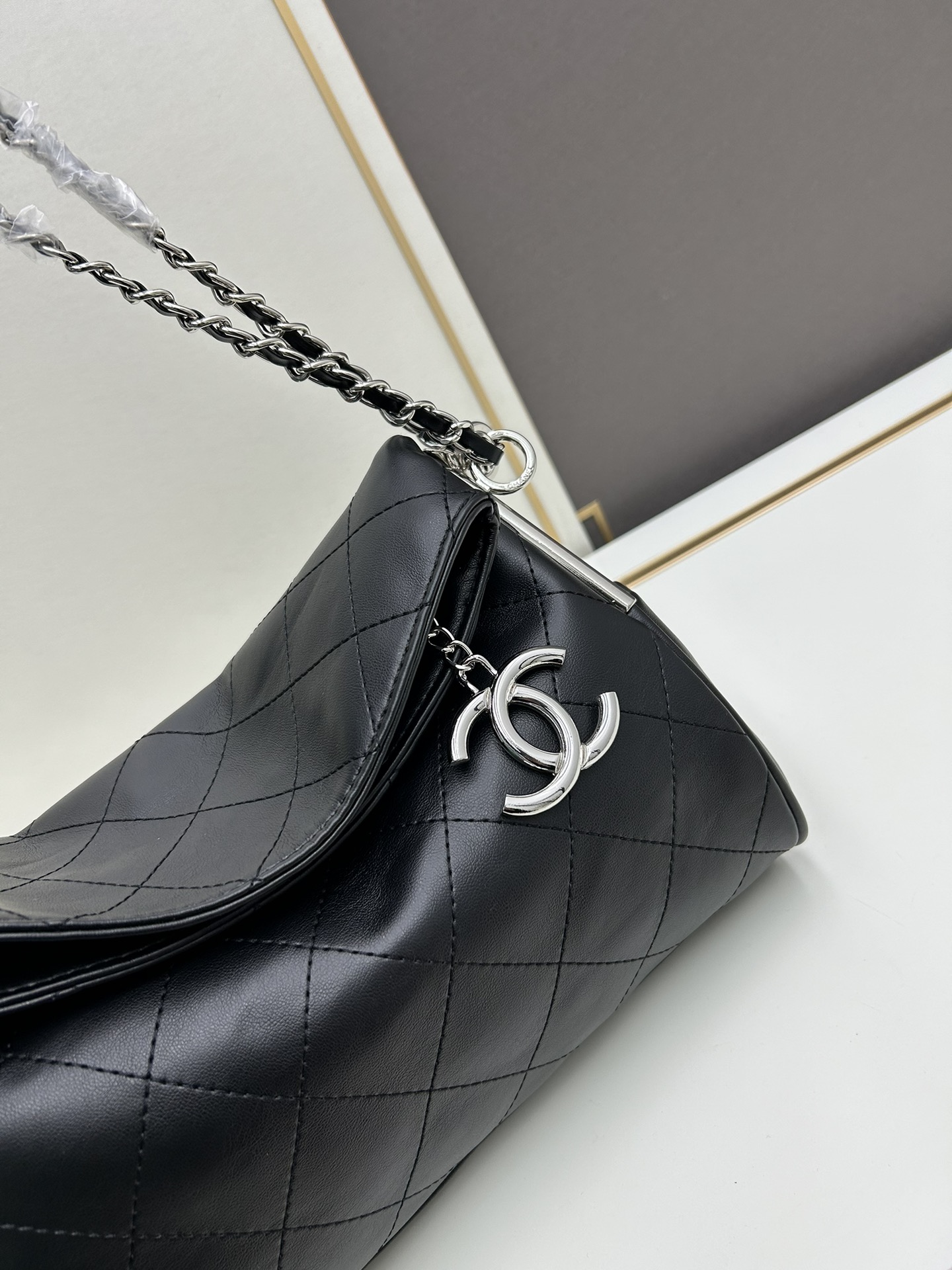 Chanel黑色斜背包菱格皮革設計｜高仿時尚百搭包款｜歐美奢侈品精品推薦