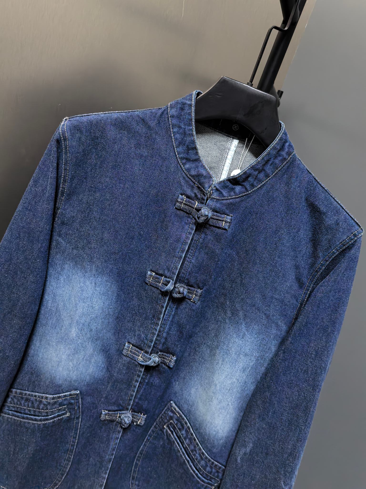 Chanel原單牛仔外套 中式立領盤釦設計 復古潮流混搭款｜歐美奢侈品精品推薦