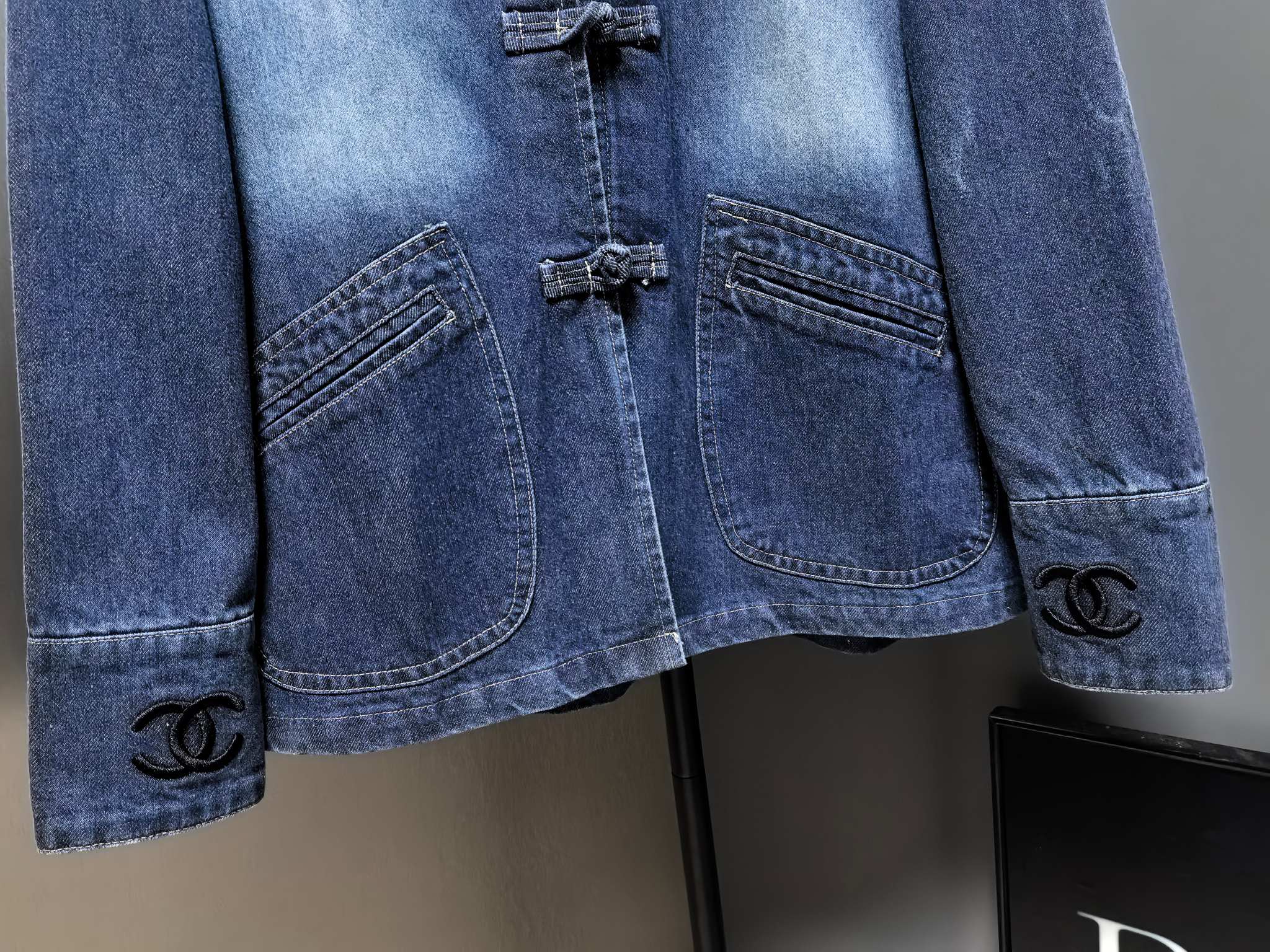 Chanel原單牛仔外套 中式立領盤釦設計 復古潮流混搭款｜歐美奢侈品精品推薦