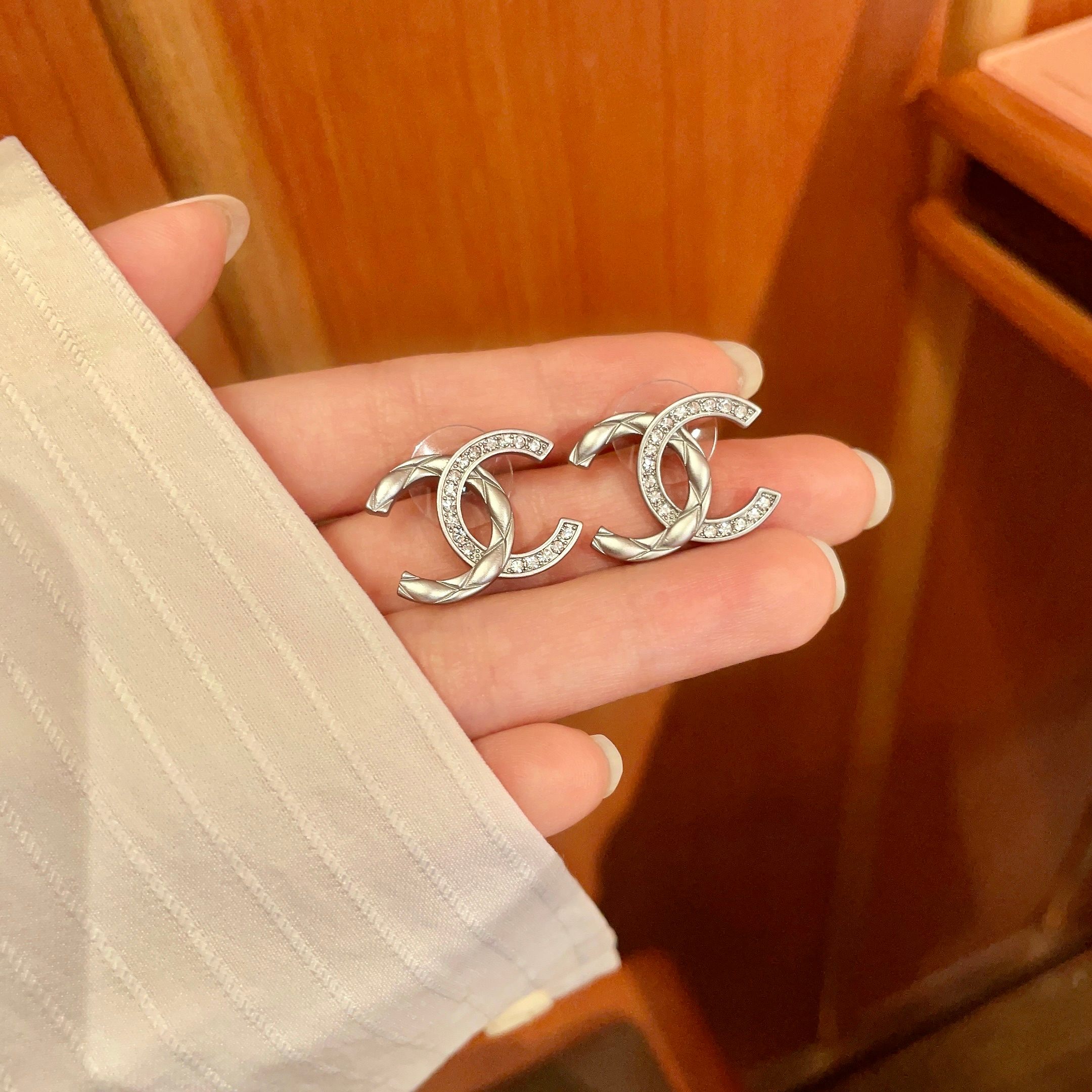 Chanel 高仿雙C銀色耳環 菱格雕花設計 優雅水鑽點綴款| 10 Chanel 高仿雙C銀色耳環 菱格雕花設計 優雅水鑽點綴款