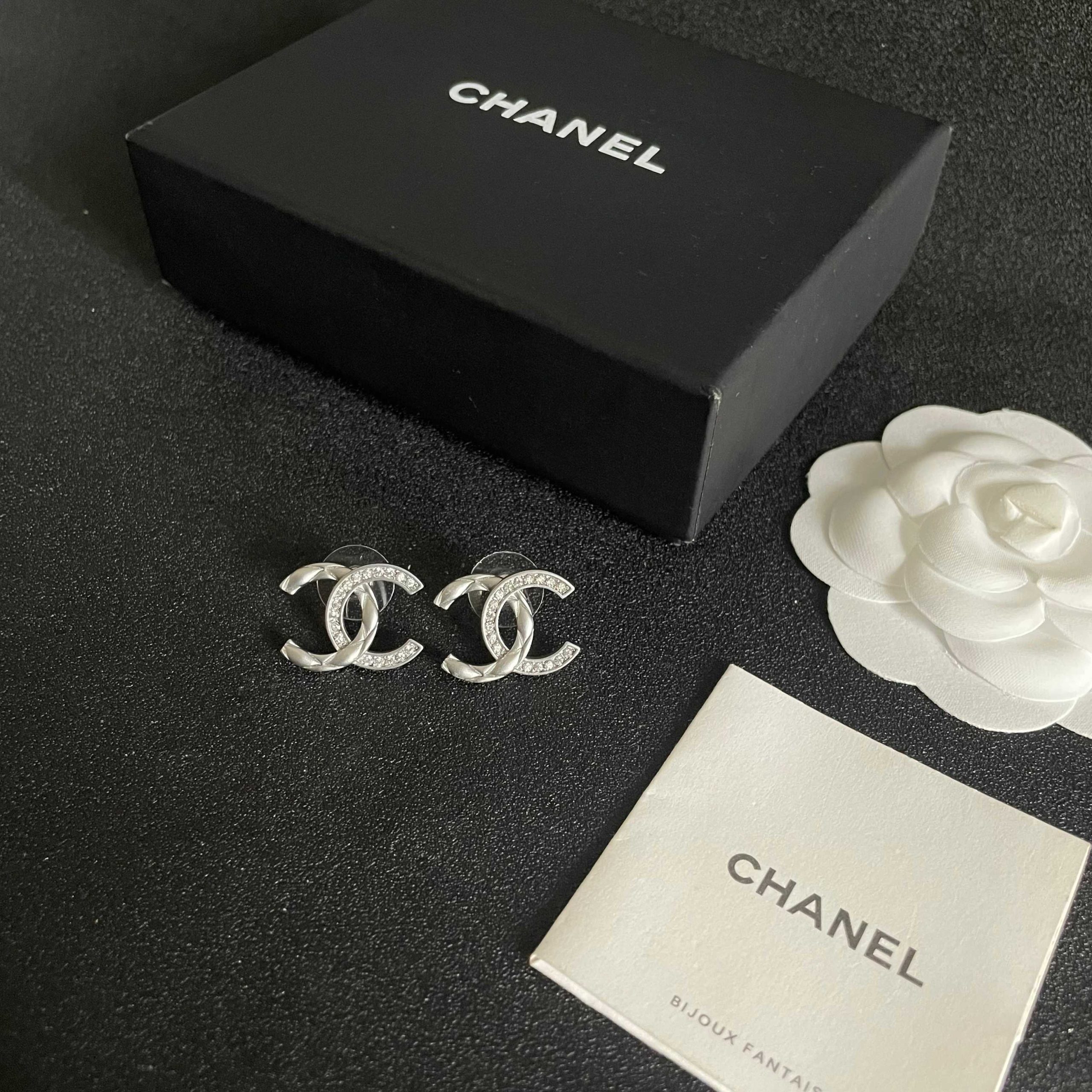 Chanel 高仿雙C銀色耳環 菱格雕花設計 優雅水鑽點綴款| 9 Chanel 高仿雙C銀色耳環 菱格雕花設計 優雅水鑽點綴款