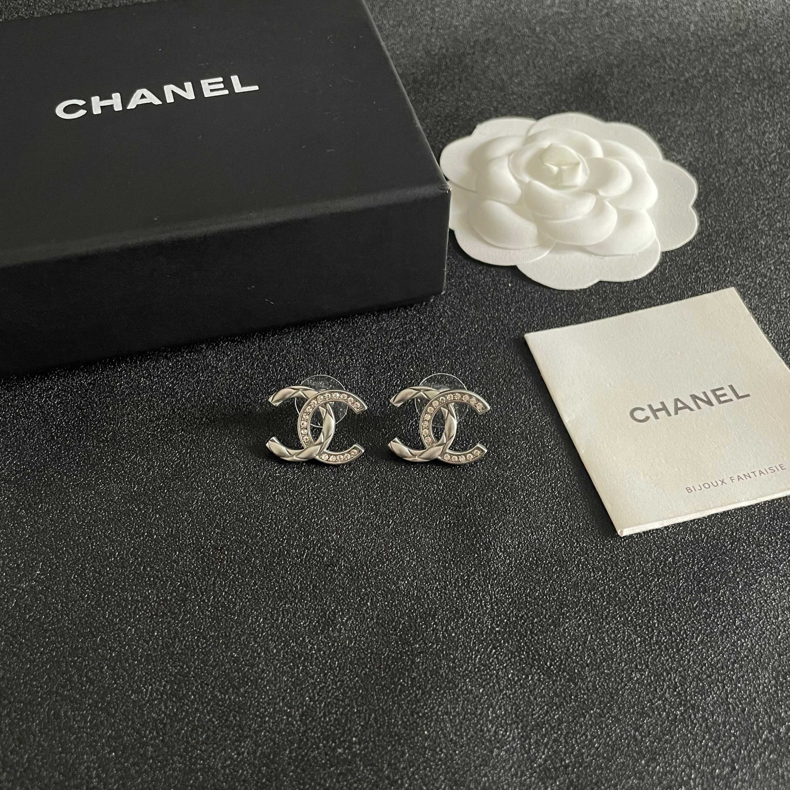 Chanel 高仿雙C銀色耳環 菱格雕花設計 優雅水鑽點綴款| 8 Chanel 高仿雙C銀色耳環 菱格雕花設計 優雅水鑽點綴款