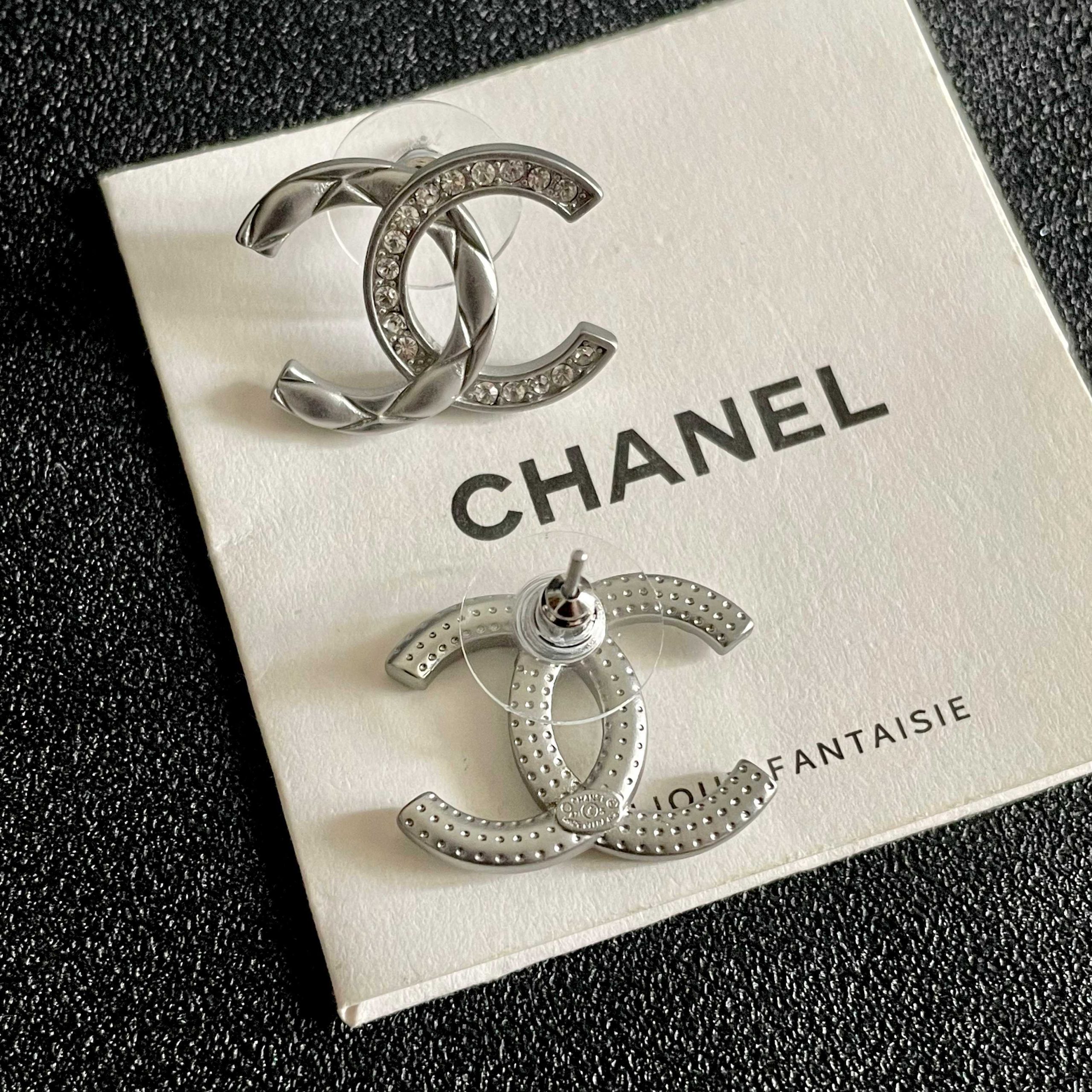 Chanel 高仿雙C銀色耳環 菱格雕花設計 優雅水鑽點綴款| 7 Chanel 高仿雙C銀色耳環 菱格雕花設計 優雅水鑽點綴款