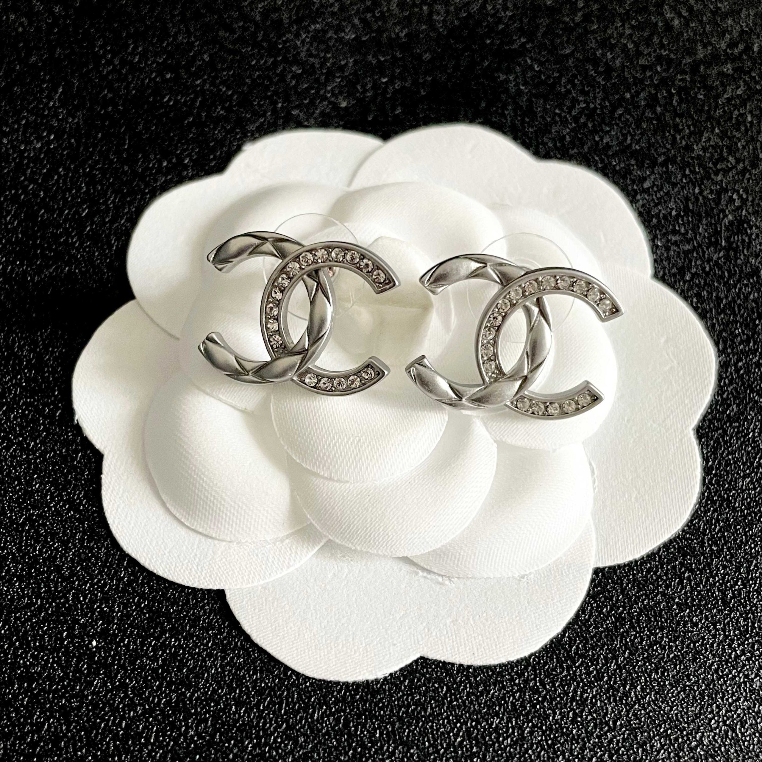 Chanel 高仿雙C銀色耳環 菱格雕花設計 優雅水鑽點綴款| 6 Chanel 高仿雙C銀色耳環 菱格雕花設計 優雅水鑽點綴款
