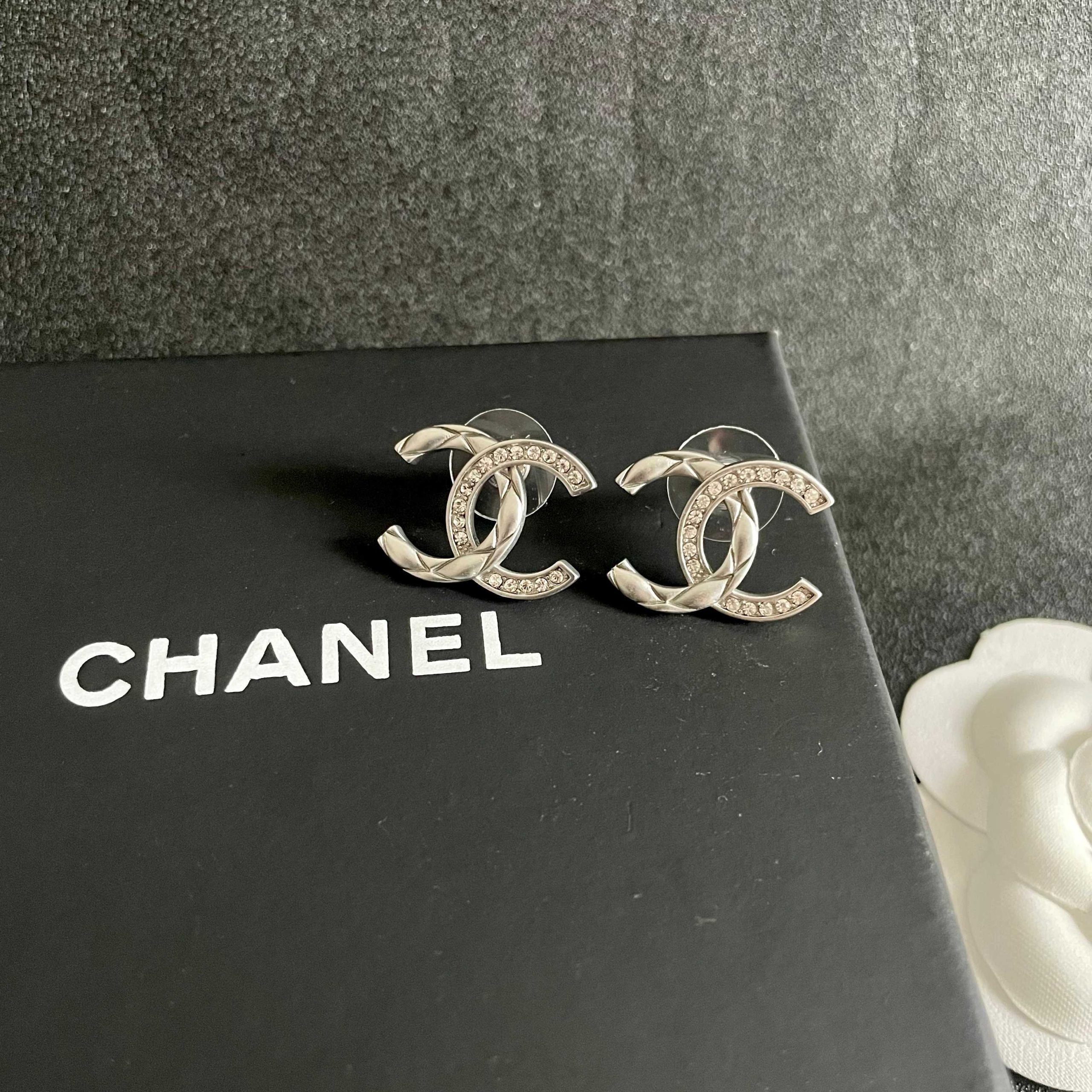 Chanel 高仿雙C銀色耳環 菱格雕花設計 優雅水鑽點綴款| 5 Chanel 高仿雙C銀色耳環 菱格雕花設計 優雅水鑽點綴款