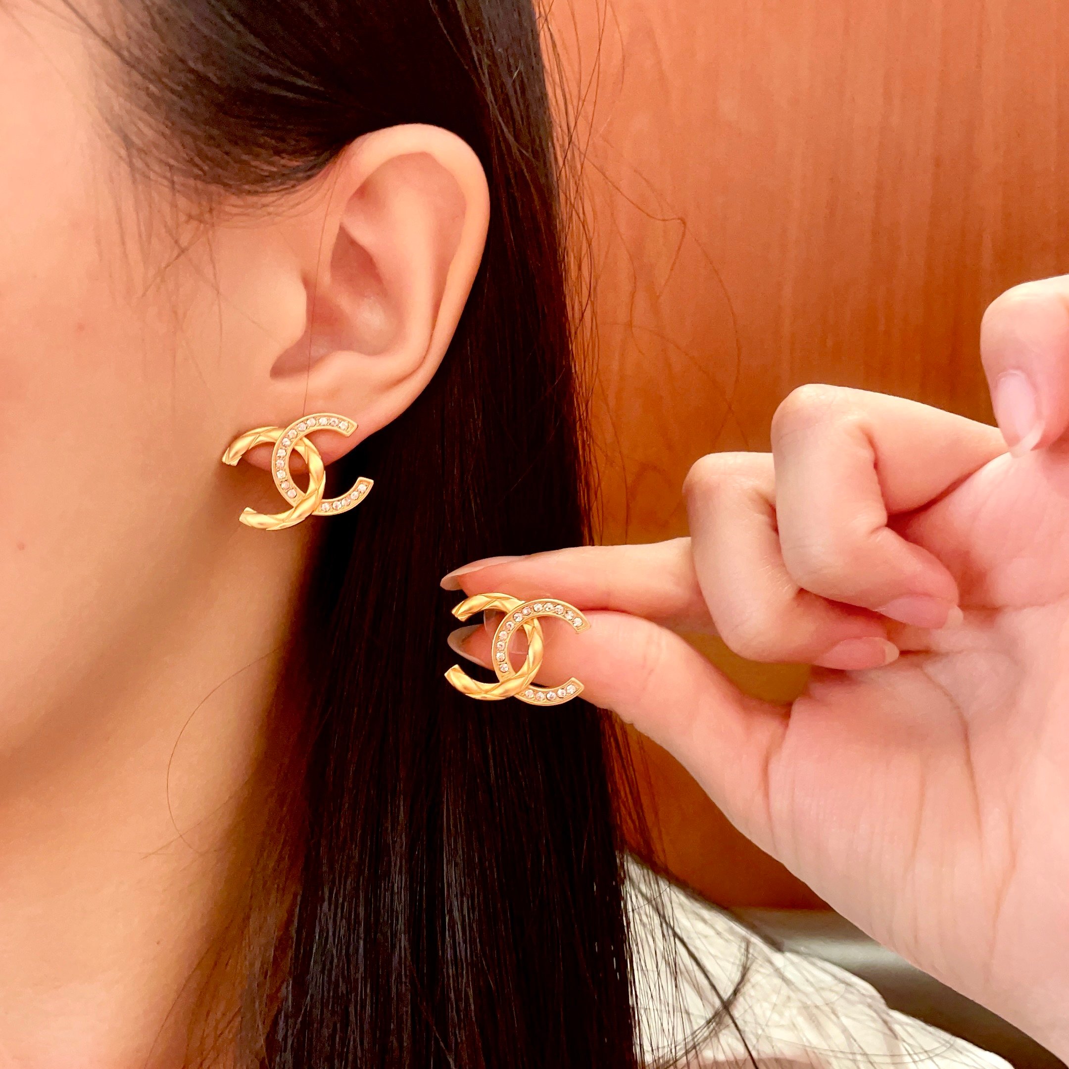 Chanel 高仿雙C金色耳環 菱格紋水鑽華麗設計 女士百搭款