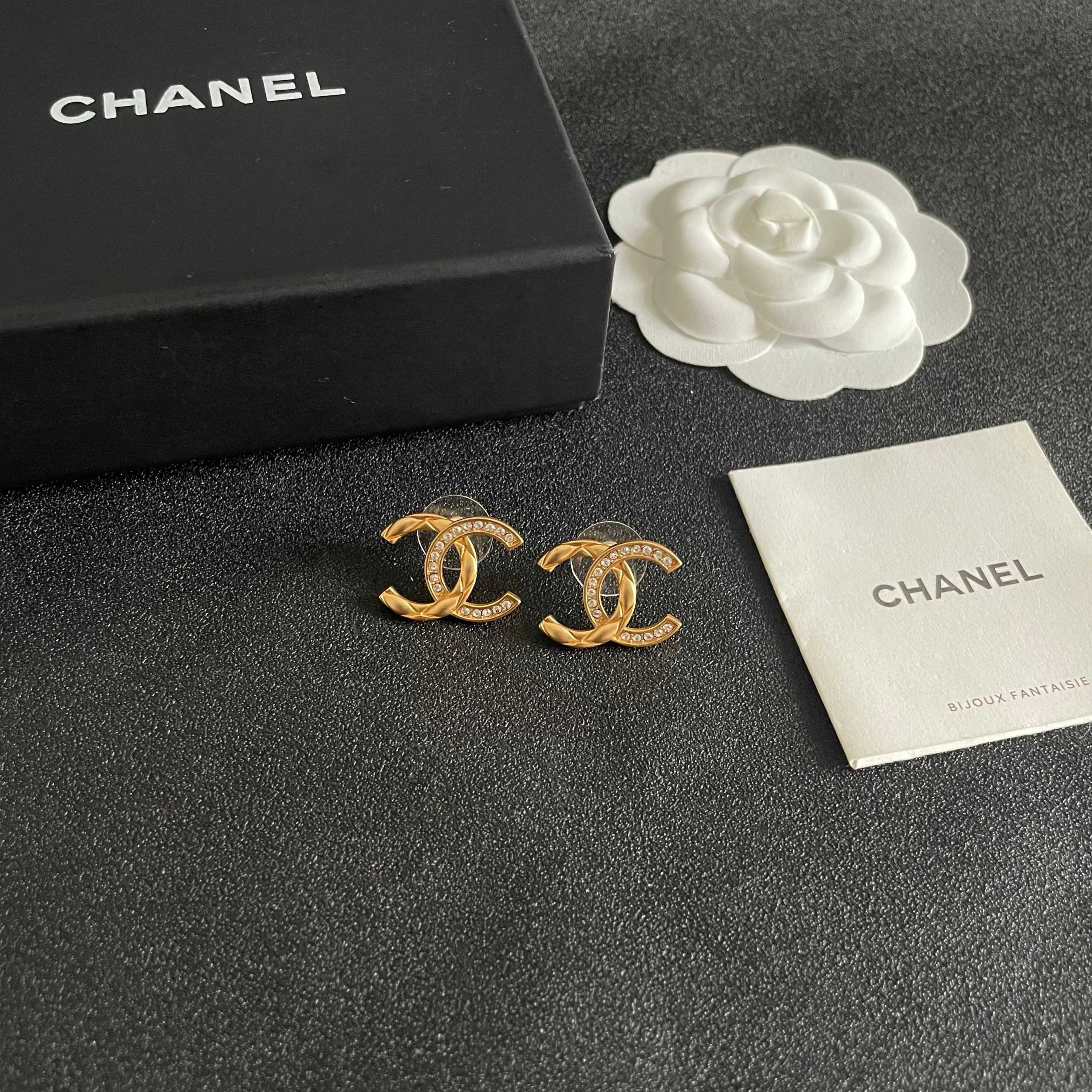 Chanel 高仿雙C金色耳環 菱格紋水鑽華麗設計 女士百搭款| 10 Chanel 高仿雙C金色耳環 菱格紋水鑽華麗設計 女士百搭款