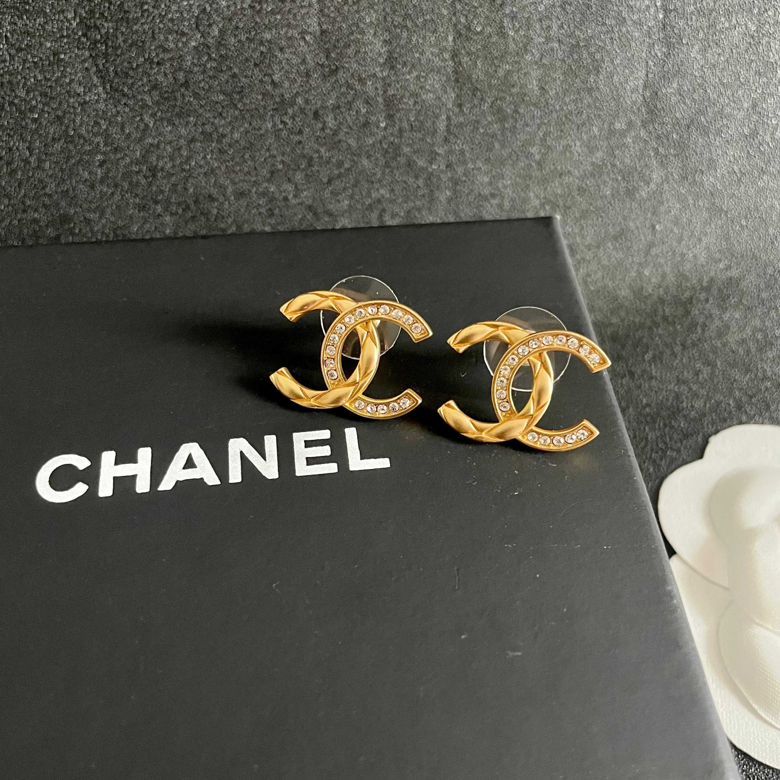 Chanel 高仿雙C金色耳環 菱格紋水鑽華麗設計 女士百搭款| 7 Chanel 高仿雙C金色耳環 菱格紋水鑽華麗設計 女士百搭款