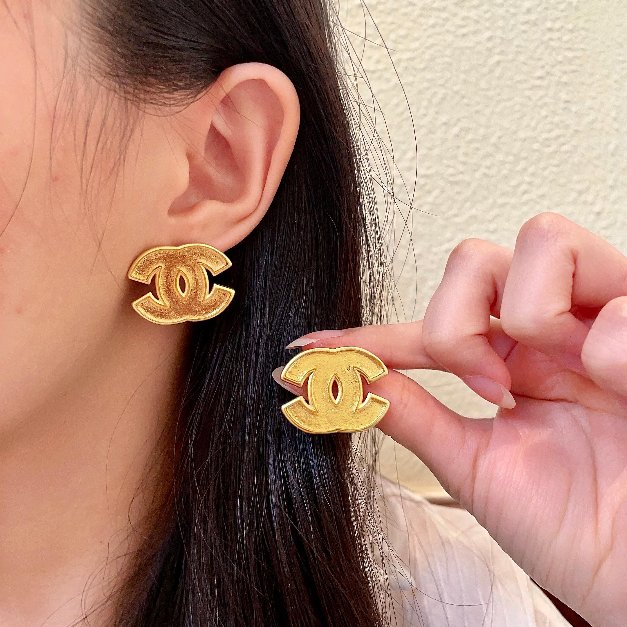 Chanel 高仿全金磨砂雙C耳環 時尚霧面金屬質感 極簡風推薦