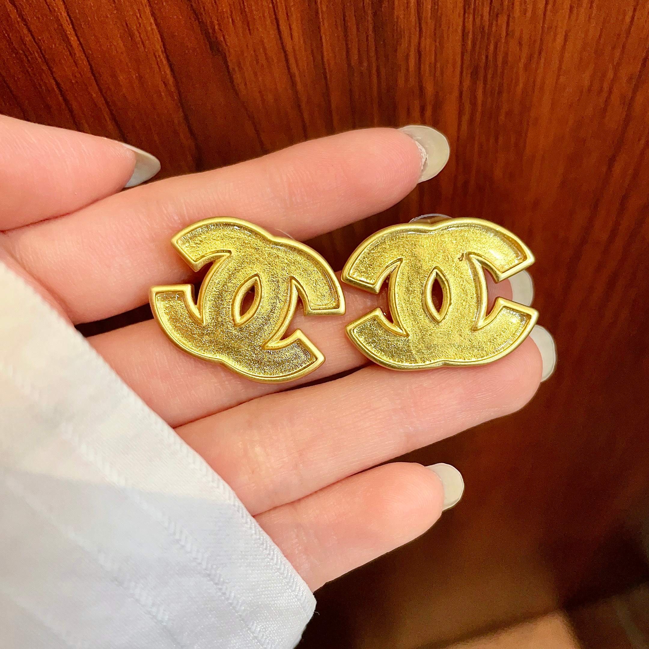 Chanel 高仿全金磨砂雙C耳環 時尚霧面金屬質感 極簡風推薦| 12 Chanel 高仿全金磨砂雙C耳環 時尚霧面金屬質感 極簡風推薦