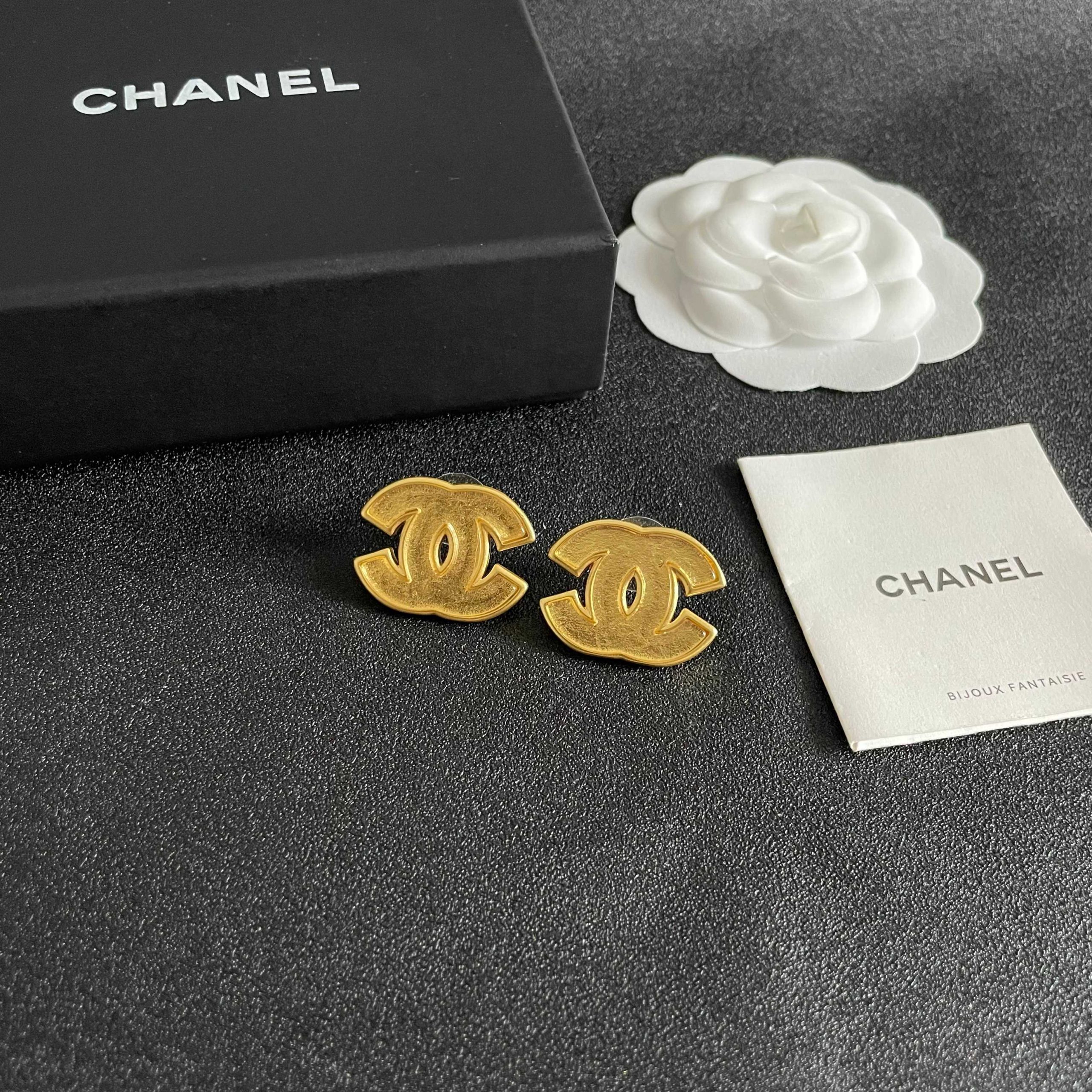 Chanel 高仿全金磨砂雙C耳環 時尚霧面金屬質感 極簡風推薦| 10 Chanel 高仿全金磨砂雙C耳環 時尚霧面金屬質感 極簡風推薦