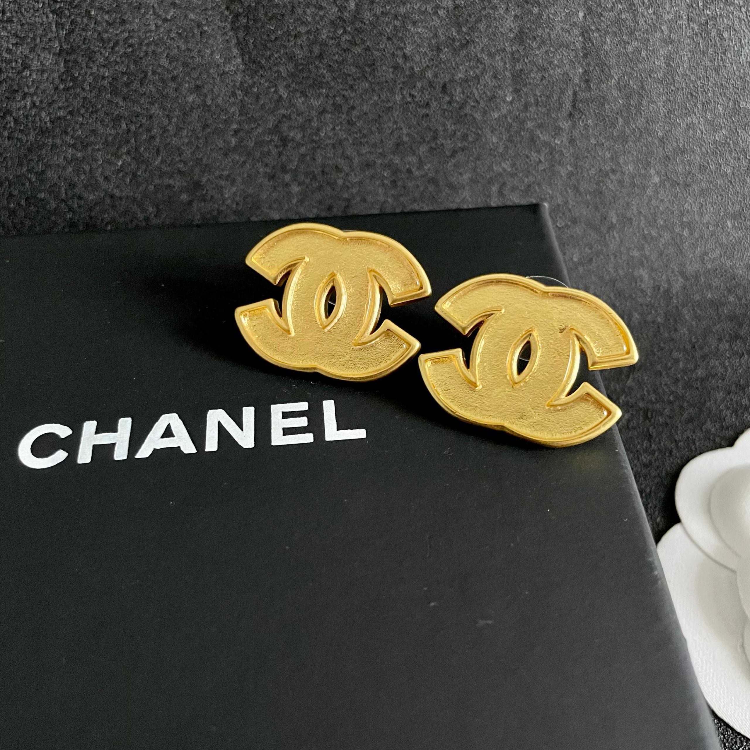 Chanel 高仿全金磨砂雙C耳環 時尚霧面金屬質感 極簡風推薦| 7 Chanel 高仿全金磨砂雙C耳環 時尚霧面金屬質感 極簡風推薦