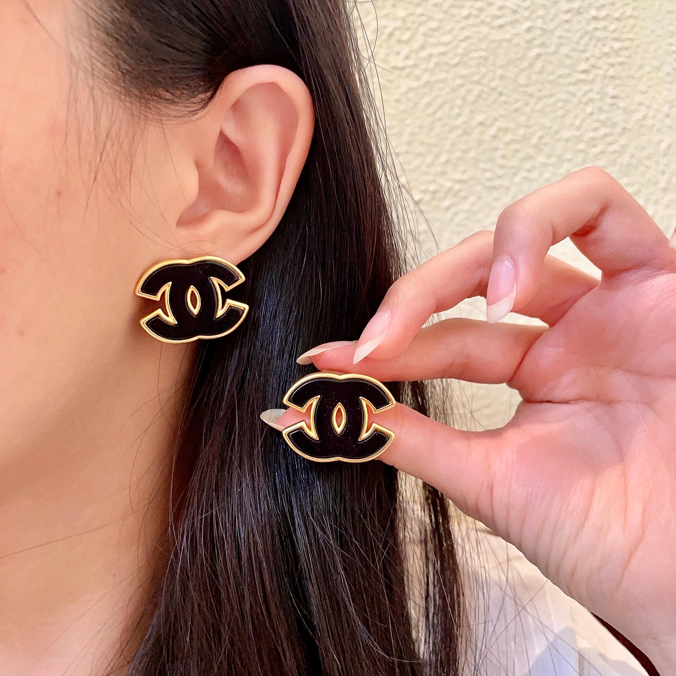Chanel 一比一黑金雙C耳環 奢華亮面琺瑯 高質感時尚點綴
