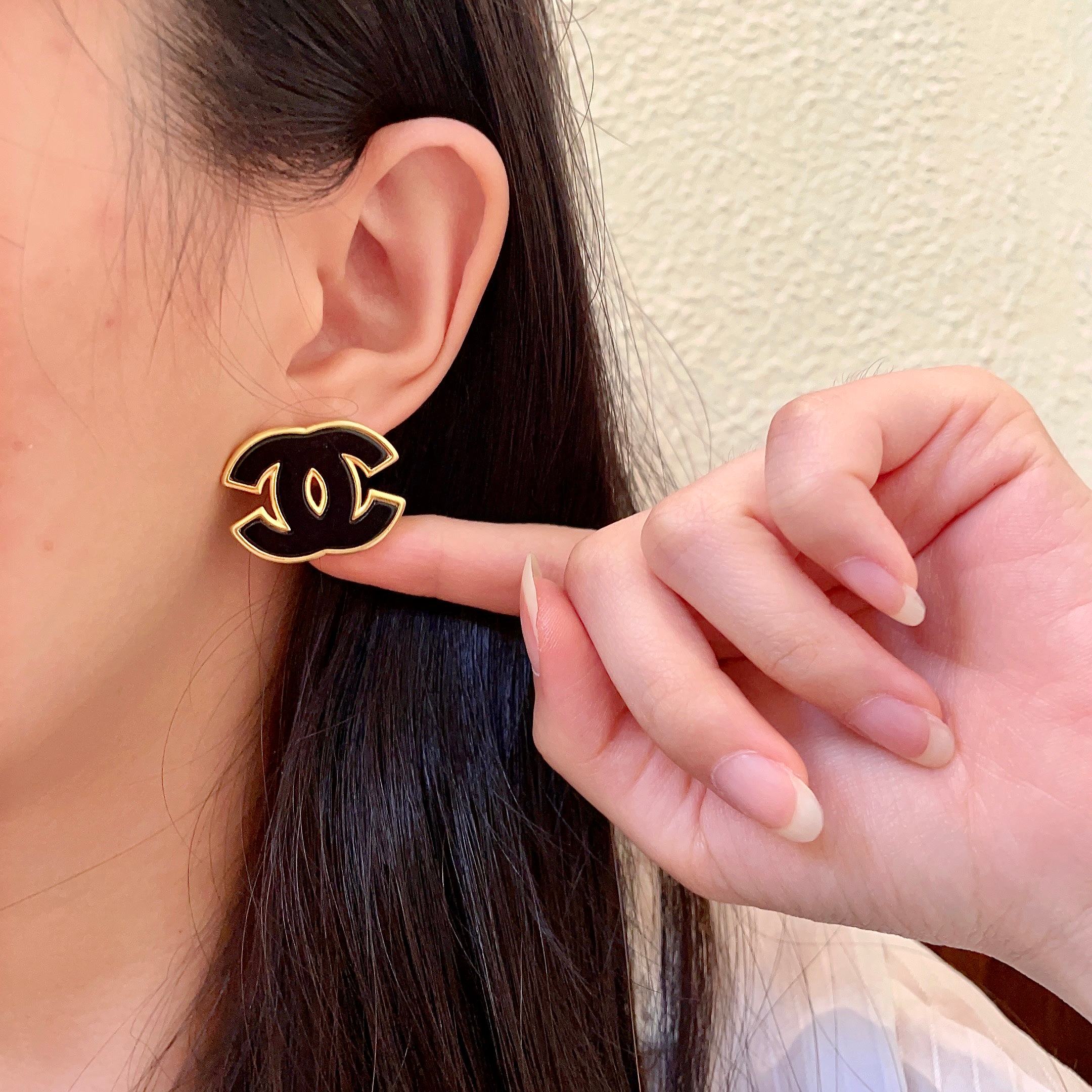 Chanel 一比一黑金雙C耳環 奢華亮面琺瑯 高質感時尚點綴| 14 Chanel 一比一黑金雙C耳環 奢華亮面琺瑯 高質感時尚點綴