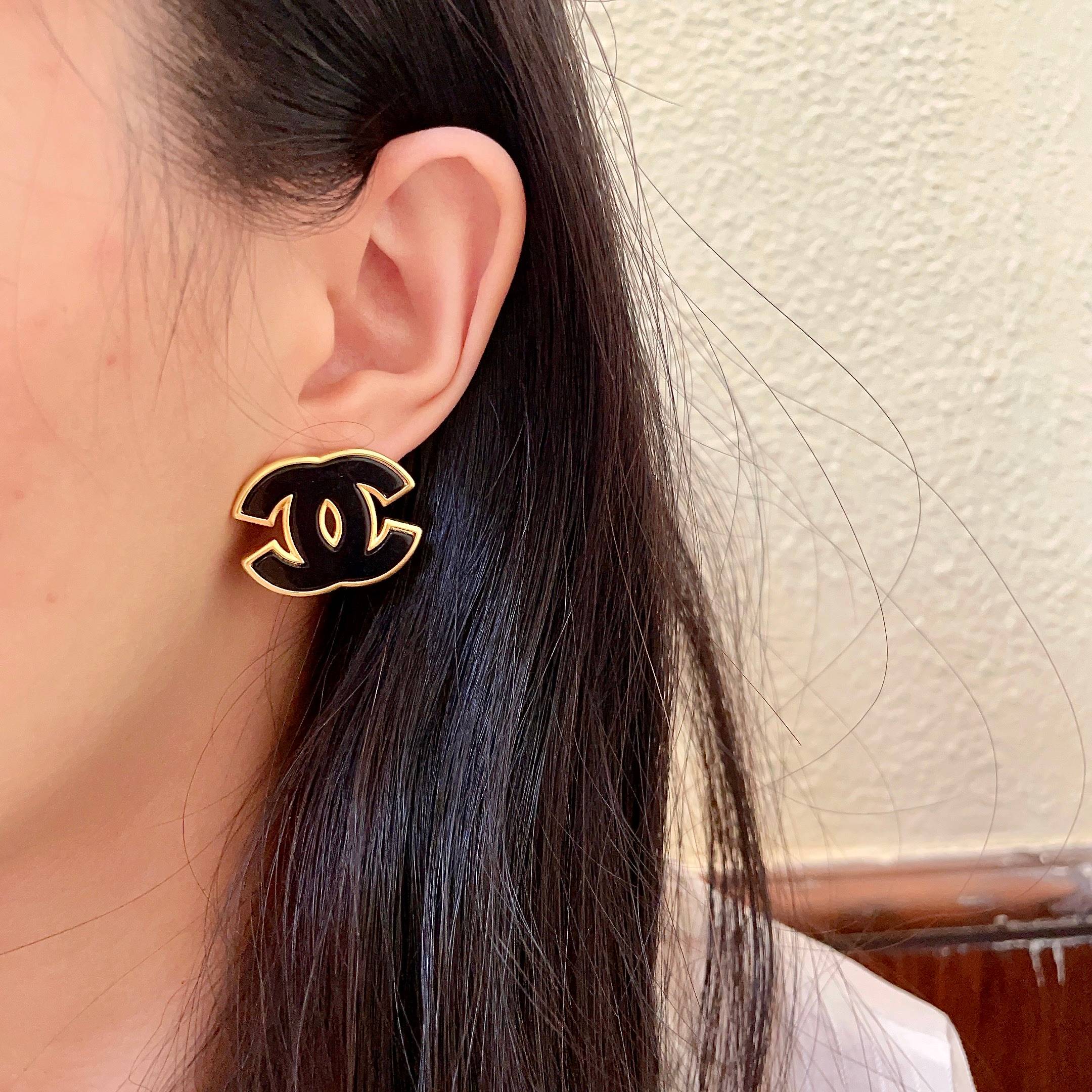 Chanel 一比一黑金雙C耳環 奢華亮面琺瑯 高質感時尚點綴| 13 Chanel 一比一黑金雙C耳環 奢華亮面琺瑯 高質感時尚點綴