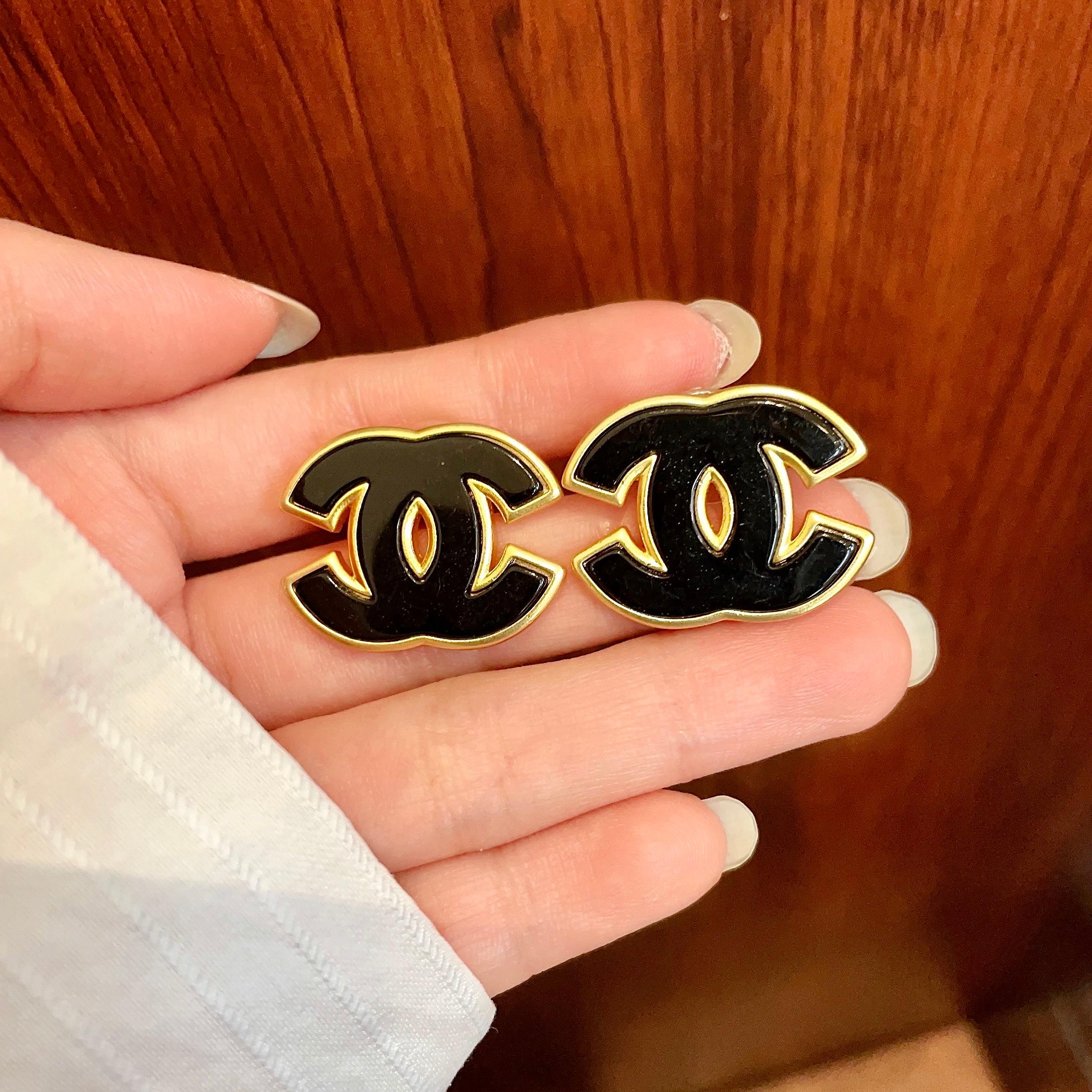 Chanel 一比一黑金雙C耳環 奢華亮面琺瑯 高質感時尚點綴| 12 Chanel 一比一黑金雙C耳環 奢華亮面琺瑯 高質感時尚點綴