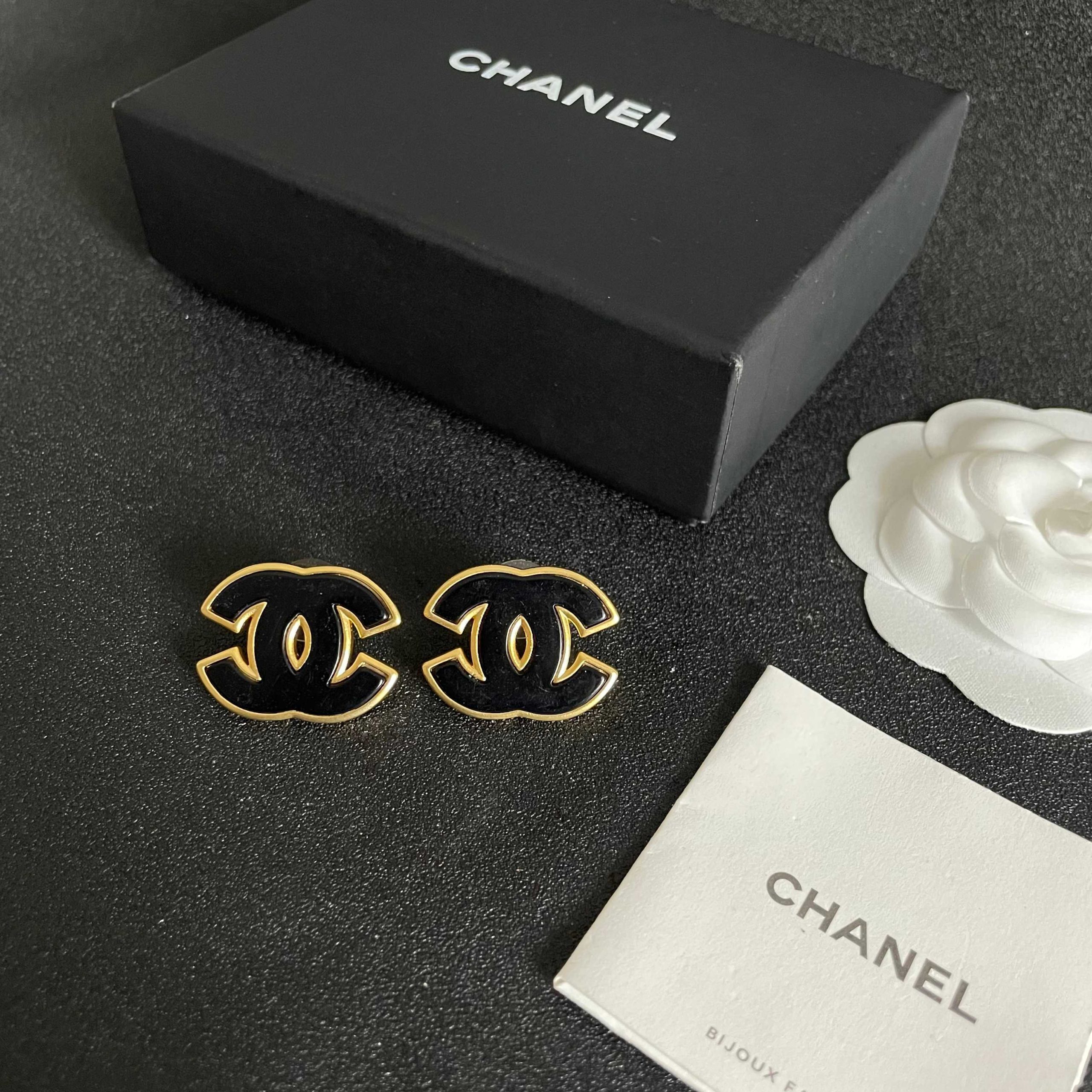 Chanel 一比一黑金雙C耳環 奢華亮面琺瑯 高質感時尚點綴| 11 Chanel 一比一黑金雙C耳環 奢華亮面琺瑯 高質感時尚點綴