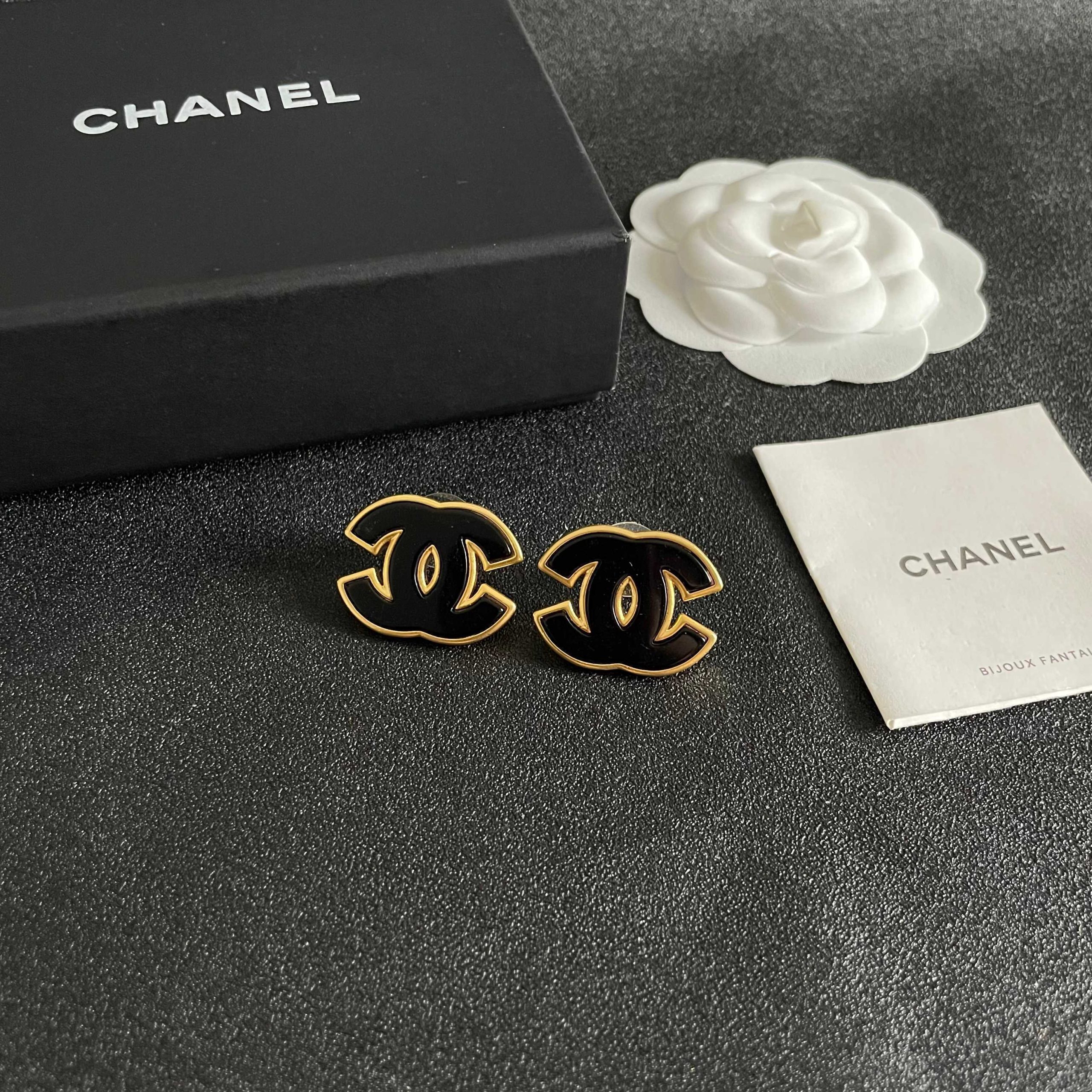 Chanel 一比一黑金雙C耳環 奢華亮面琺瑯 高質感時尚點綴| 10 Chanel 一比一黑金雙C耳環 奢華亮面琺瑯 高質感時尚點綴