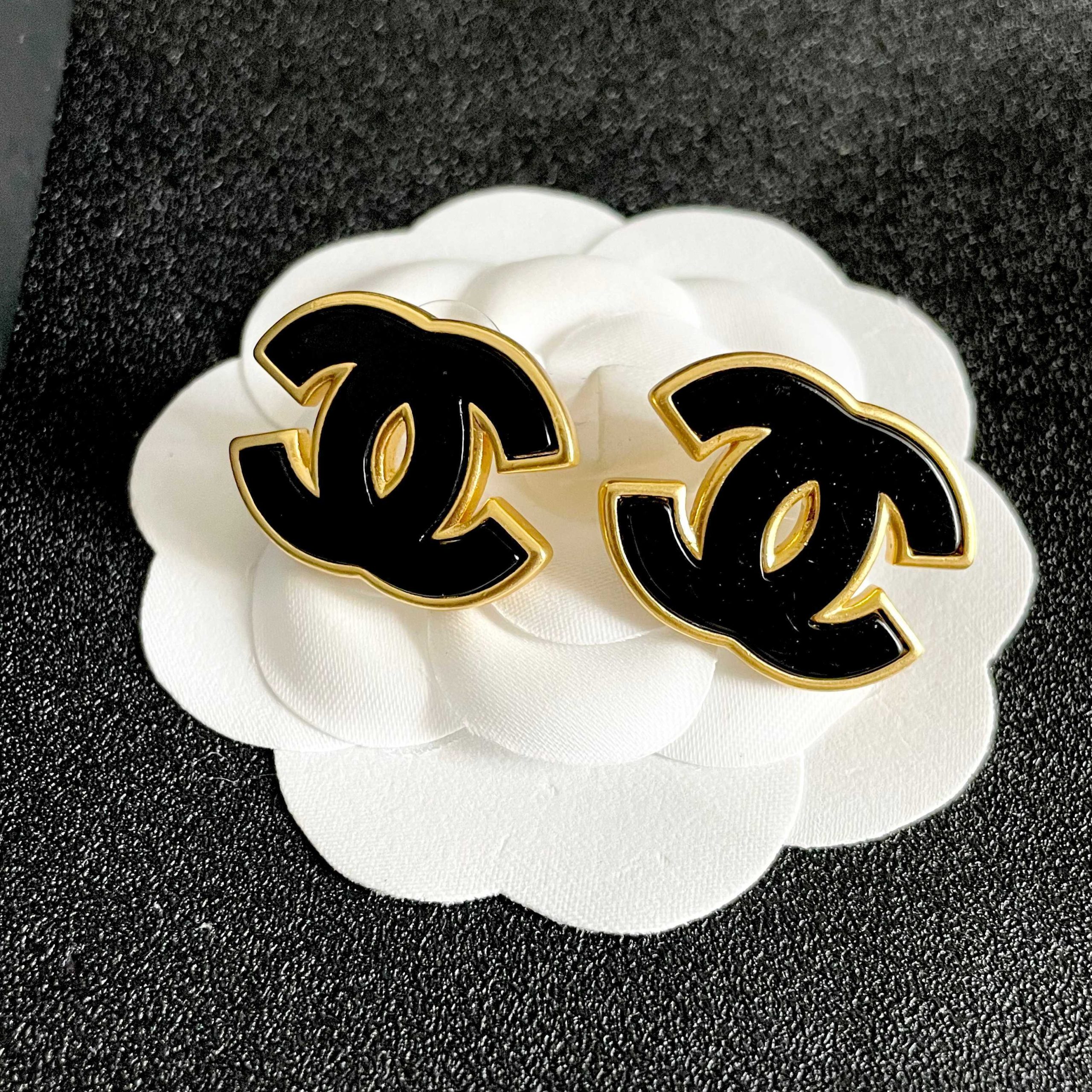 Chanel 一比一黑金雙C耳環 奢華亮面琺瑯 高質感時尚點綴| 8 Chanel 一比一黑金雙C耳環 奢華亮面琺瑯 高質感時尚點綴
