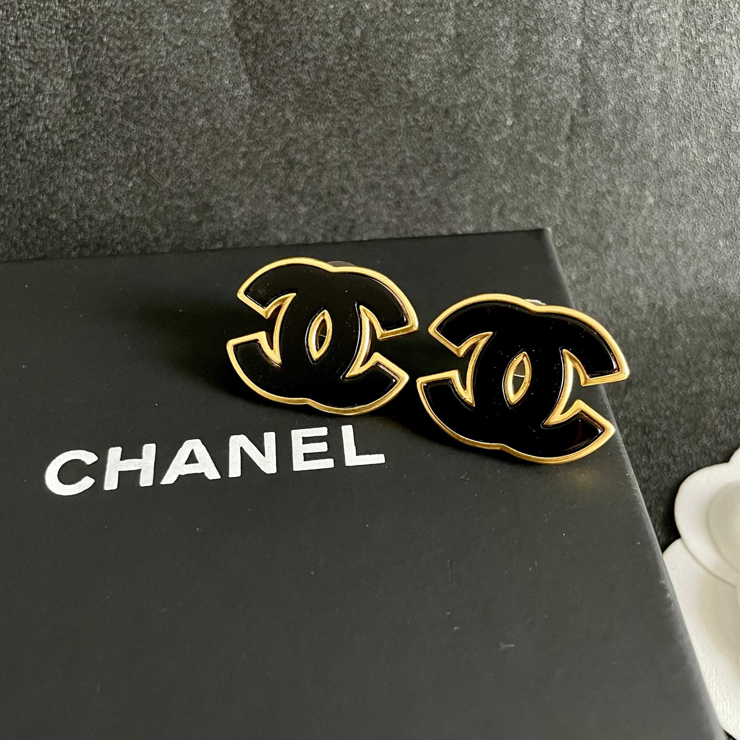 Chanel 一比一黑金雙C耳環 奢華亮面琺瑯 高質感時尚點綴| 7 Chanel 一比一黑金雙C耳環 奢華亮面琺瑯 高質感時尚點綴
