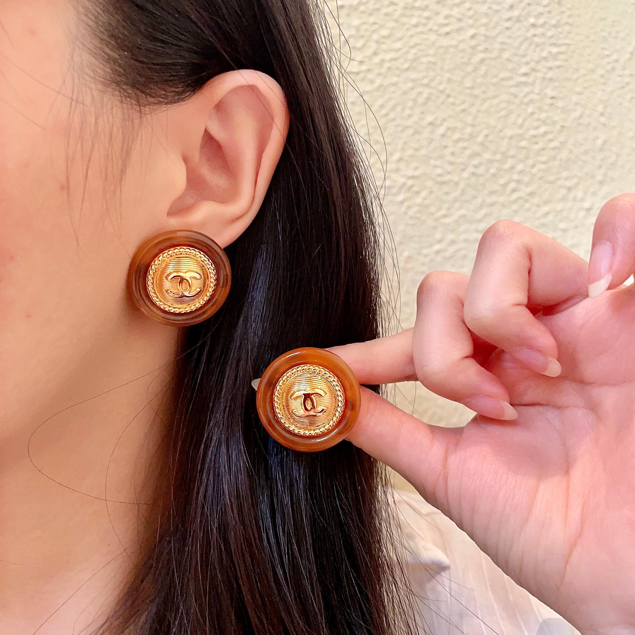 Chanel 原單金幣圓形耳環 復古浮雕雙C設計 優雅懷舊風格飾品