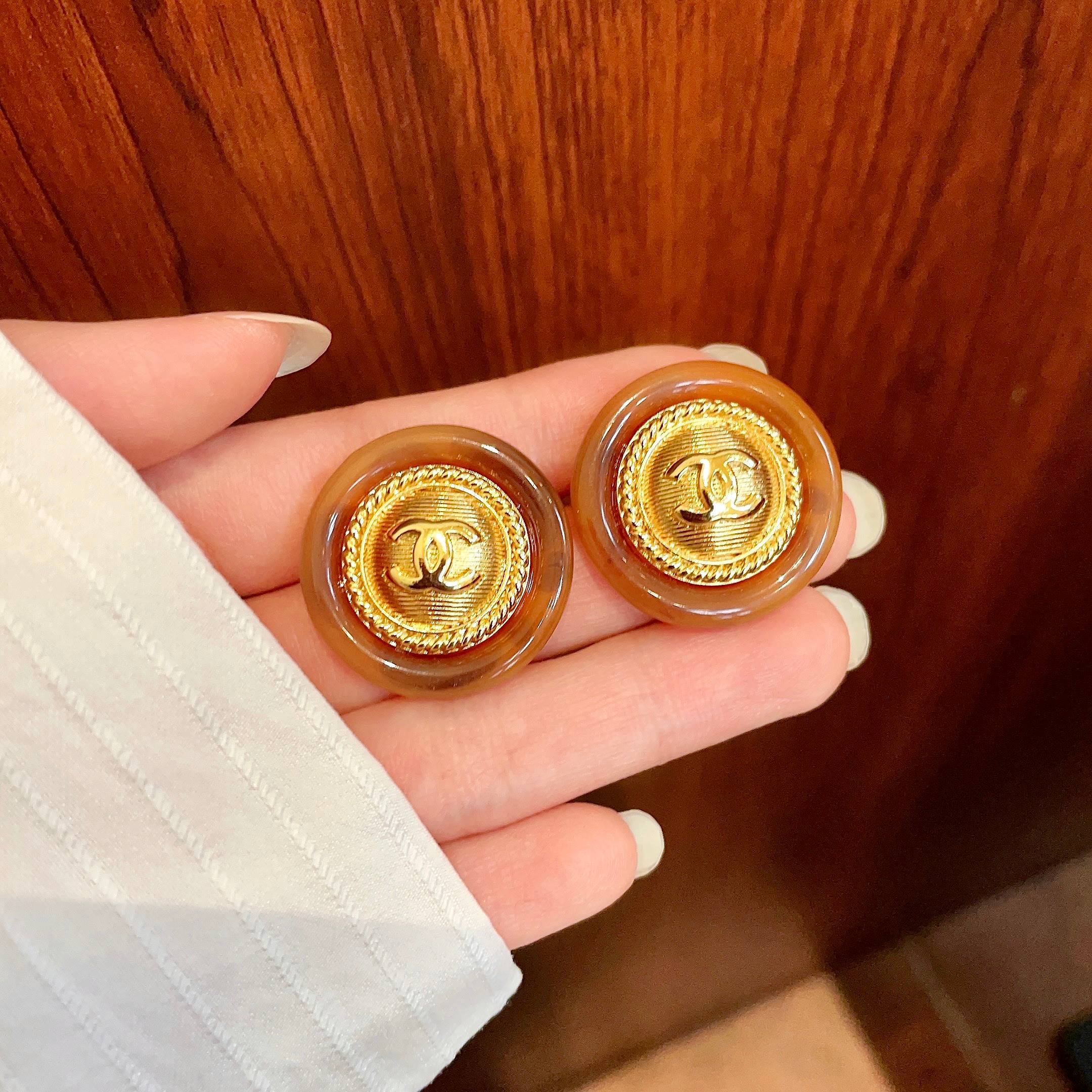 Chanel 原單金幣圓形耳環 復古浮雕雙C設計 優雅懷舊風格飾品| 12 Chanel 原單金幣圓形耳環 復古浮雕雙C設計 優雅懷舊風格飾品