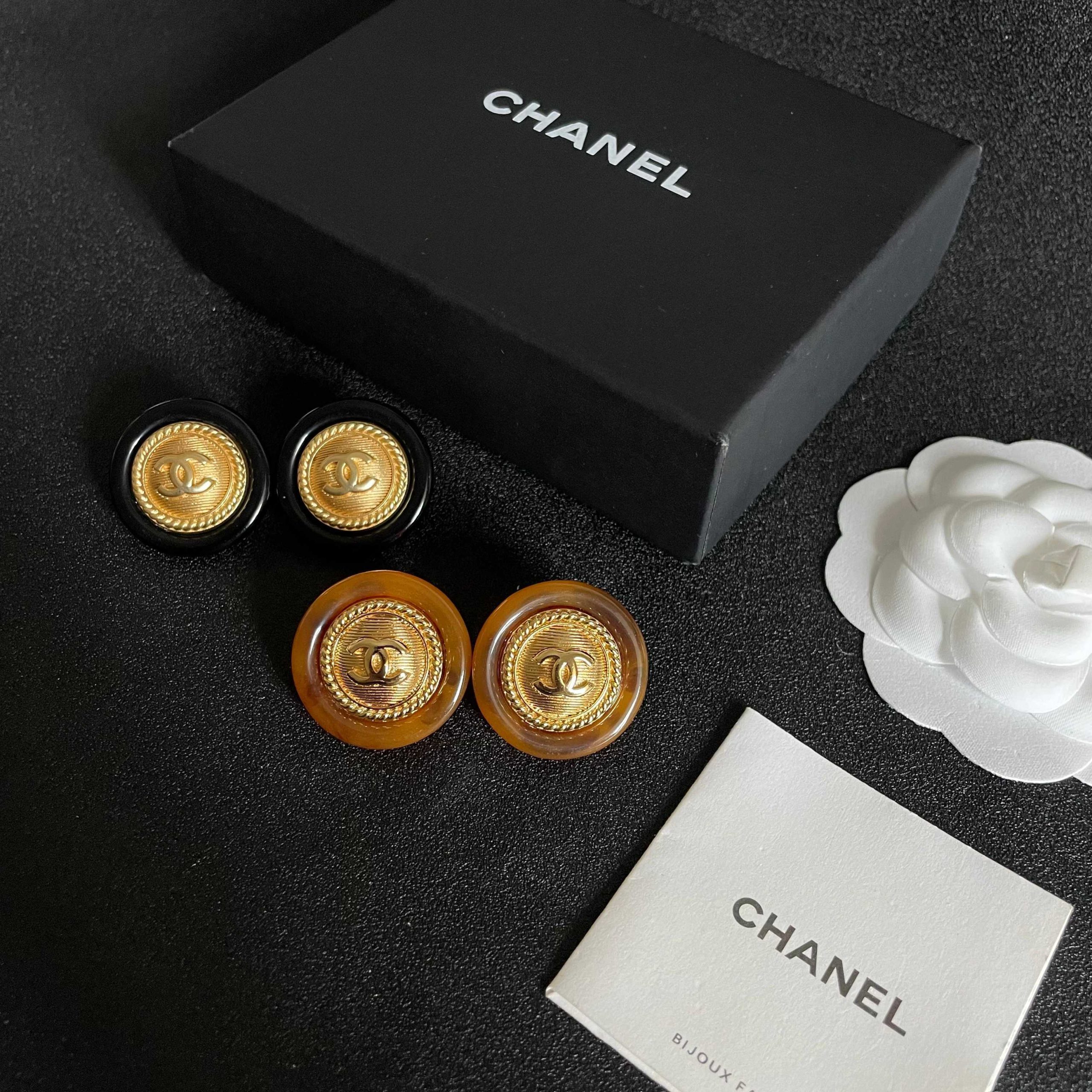 Chanel 原單金幣圓形耳環 復古浮雕雙C設計 優雅懷舊風格飾品| 11 Chanel 原單金幣圓形耳環 復古浮雕雙C設計 優雅懷舊風格飾品