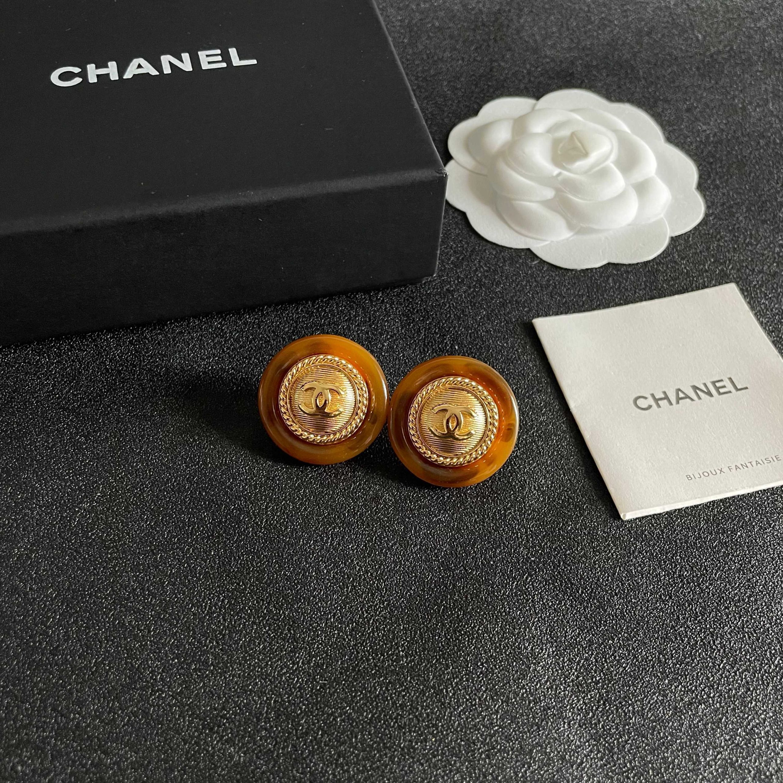 Chanel 原單金幣圓形耳環 復古浮雕雙C設計 優雅懷舊風格飾品| 10 Chanel 原單金幣圓形耳環 復古浮雕雙C設計 優雅懷舊風格飾品