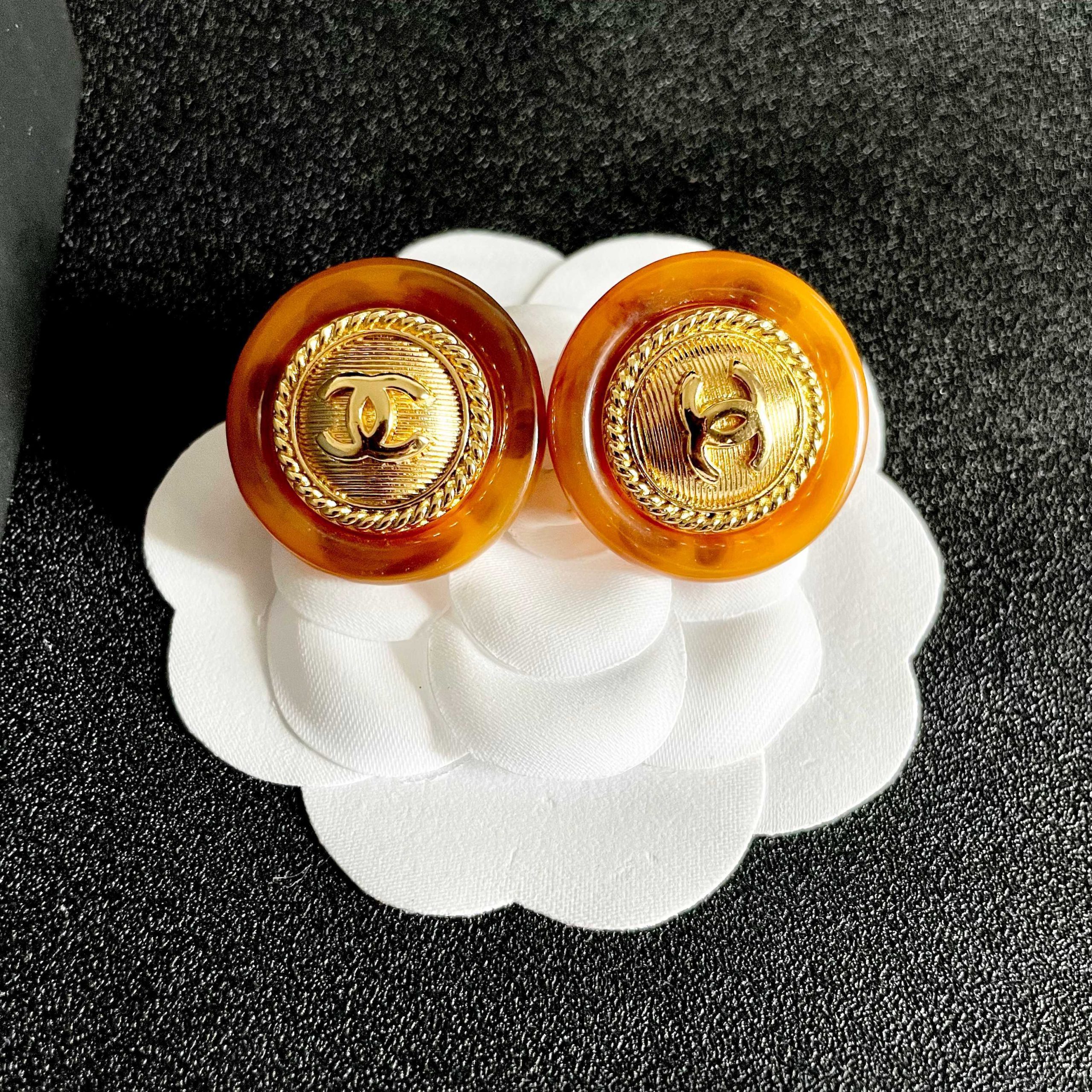 Chanel 原單金幣圓形耳環 復古浮雕雙C設計 優雅懷舊風格飾品| 8 Chanel 原單金幣圓形耳環 復古浮雕雙C設計 優雅懷舊風格飾品