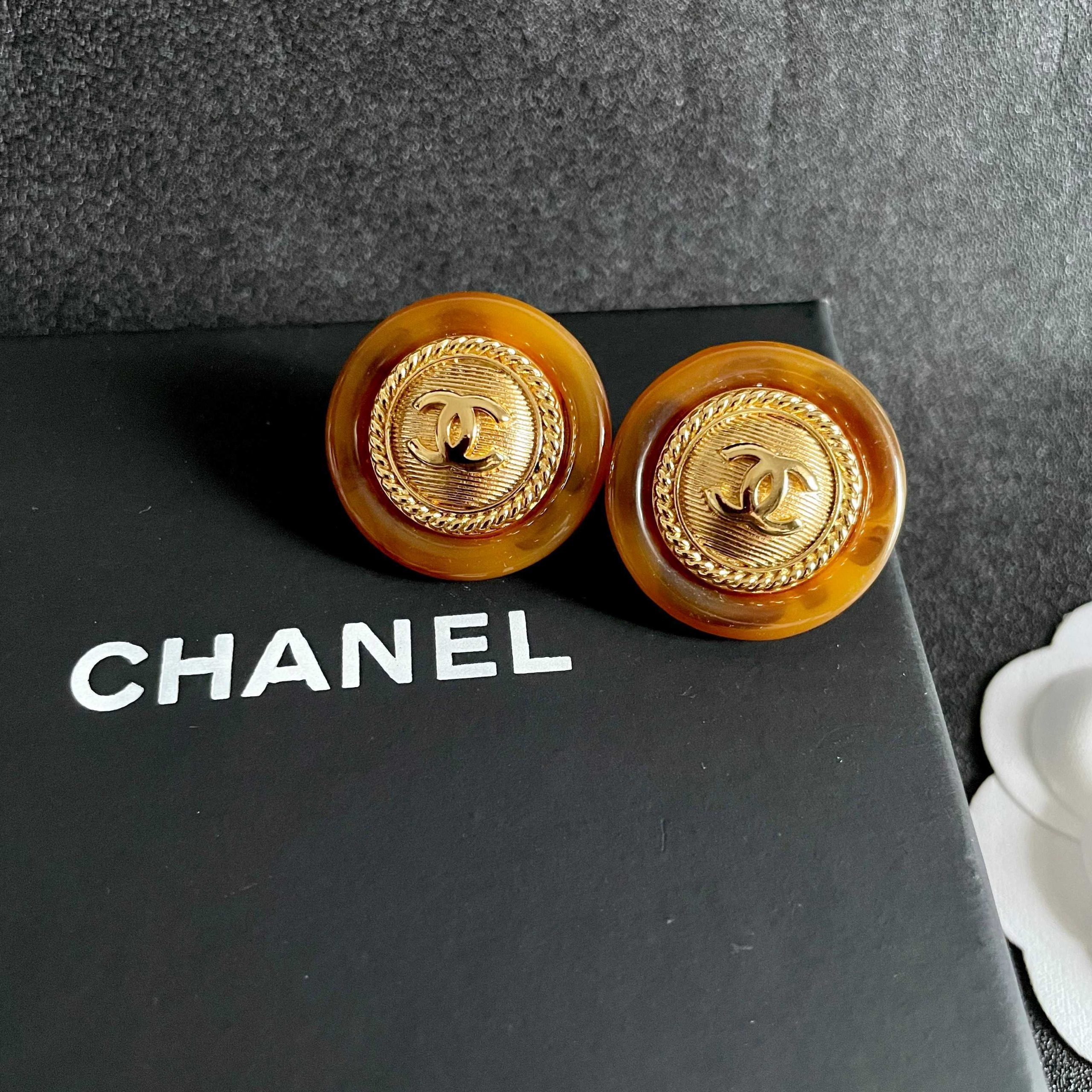 Chanel 原單金幣圓形耳環 復古浮雕雙C設計 優雅懷舊風格飾品| 7 Chanel 原單金幣圓形耳環 復古浮雕雙C設計 優雅懷舊風格飾品