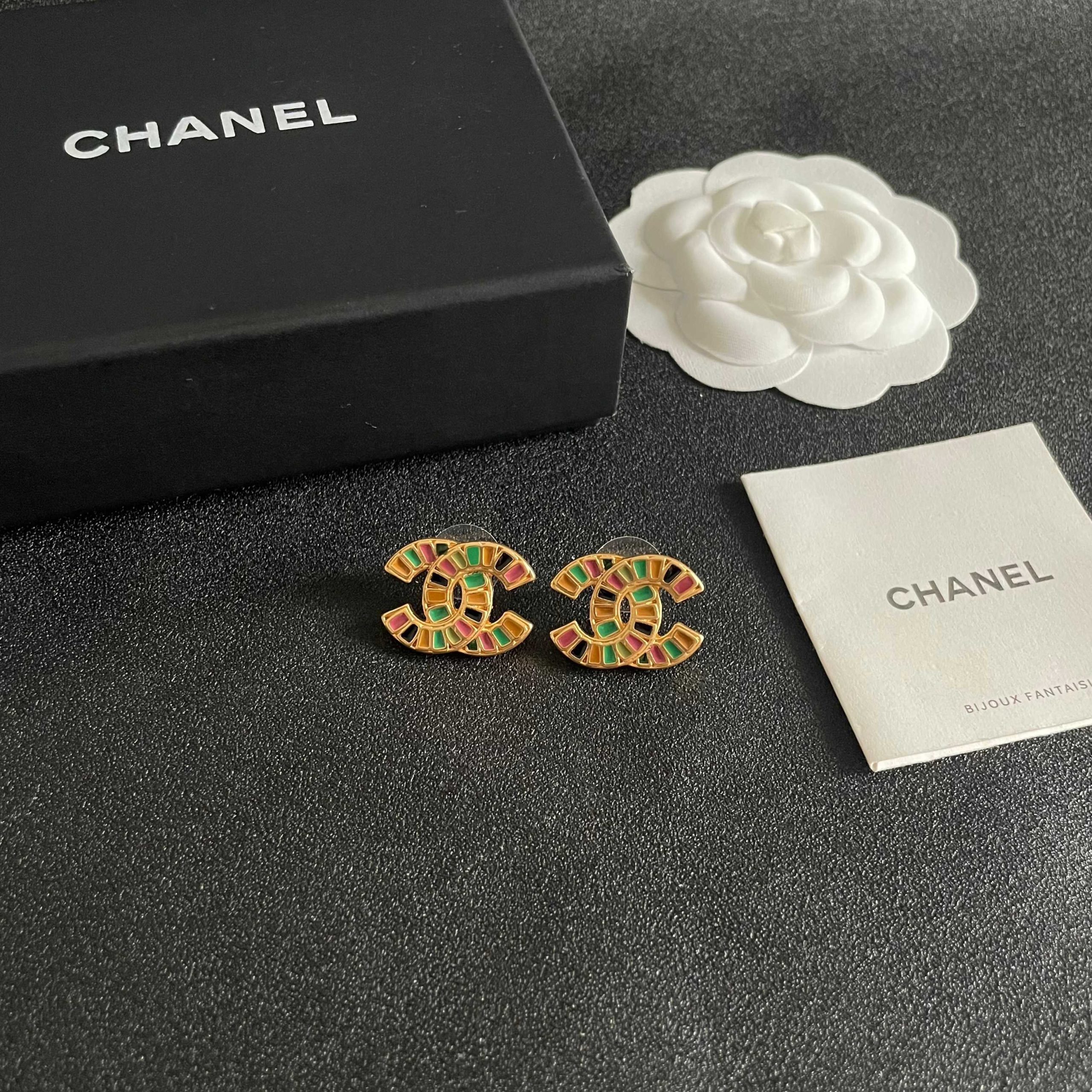 Chanel 高仿彩鑲雙C耳環 幾何拼接炫彩琺瑯設計 女士高質感單品| 10 Chanel 高仿彩鑲雙C耳環 幾何拼接炫彩琺瑯設計 女士高質感單品