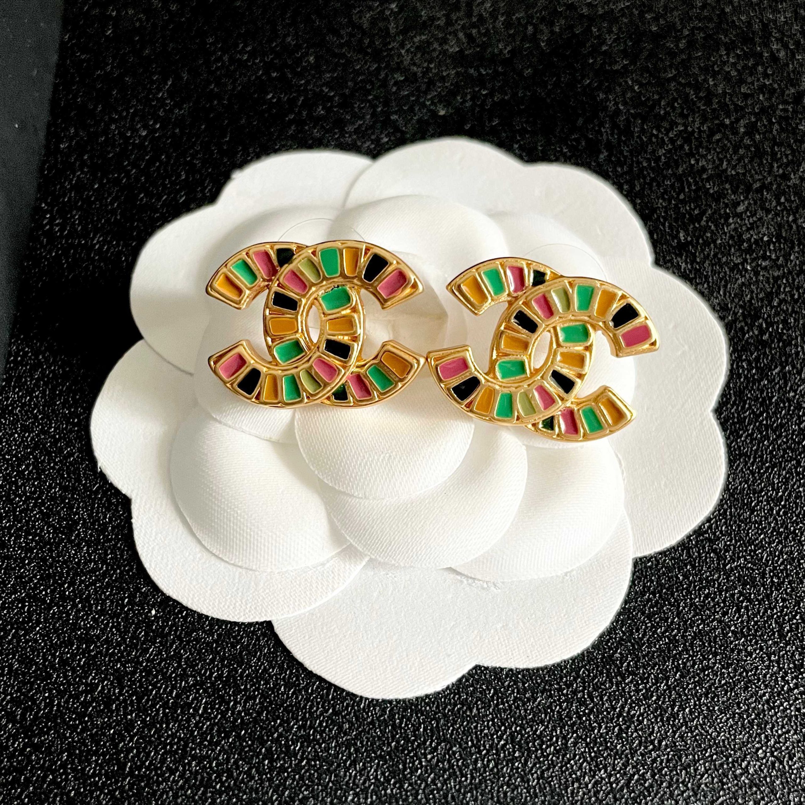 Chanel 高仿彩鑲雙C耳環 幾何拼接炫彩琺瑯設計 女士高質感單品| 8 Chanel 高仿彩鑲雙C耳環 幾何拼接炫彩琺瑯設計 女士高質感單品